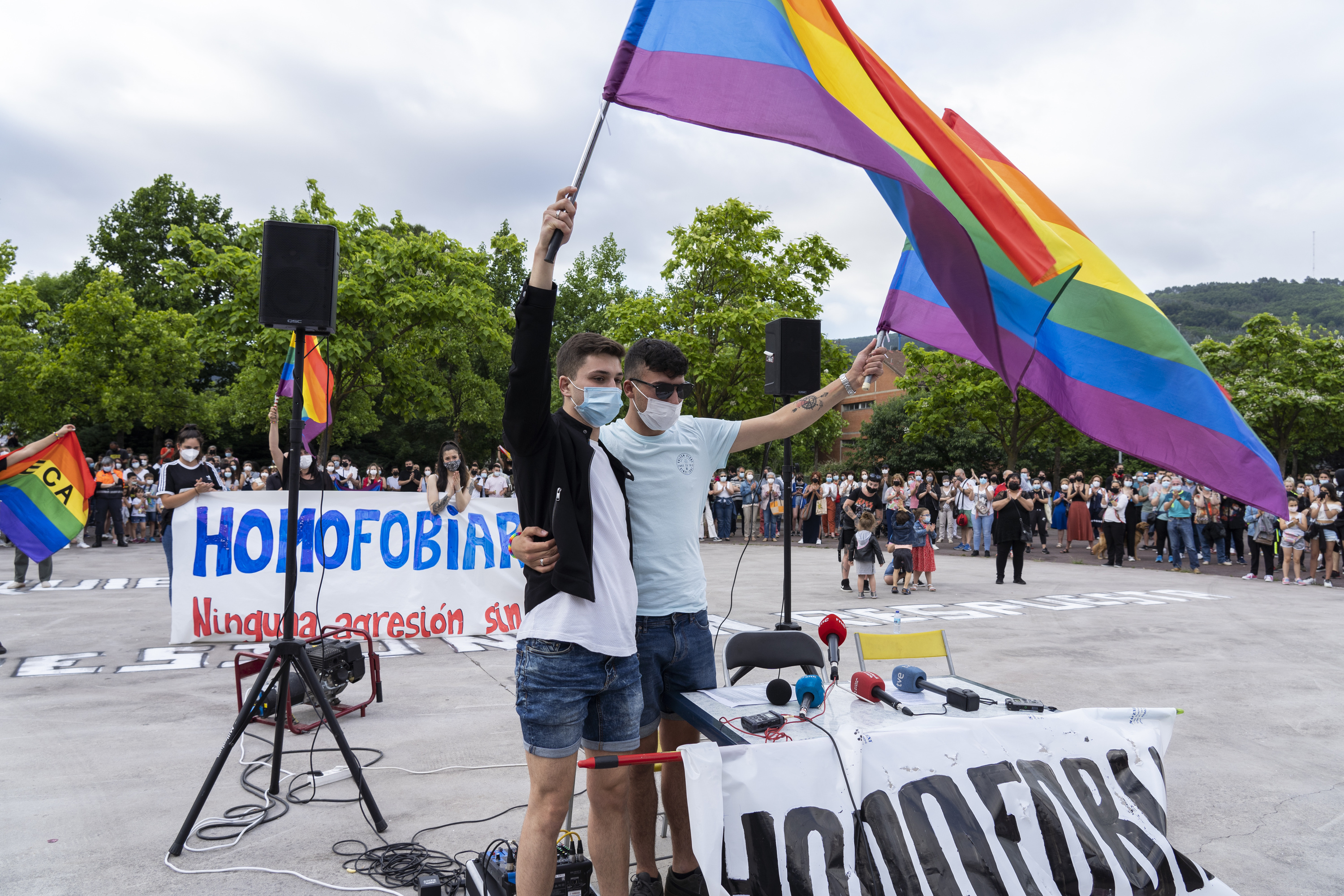 Ekain Perrino eta bere lagunak, eraso homofoboaren aurka egindako manifestazioan, 2021ean. MONIKA DEL VALLE / FOKU