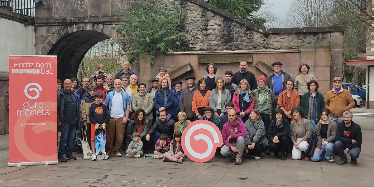 Gure Moneta egitasmoko kideek Elizondon aurkeztu dute Baztanen garatzen ari diren tokiko dirua erabiltzeko proiektu pilotua. NAFARROAKO HITZA