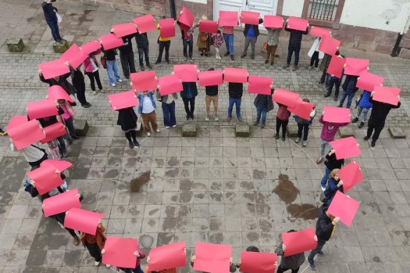 Gure Moneta proiektuaren irudia osatu zuten Elizondoko aurkezpeneko parte hartzaileek. NAFARROAKO HITZA