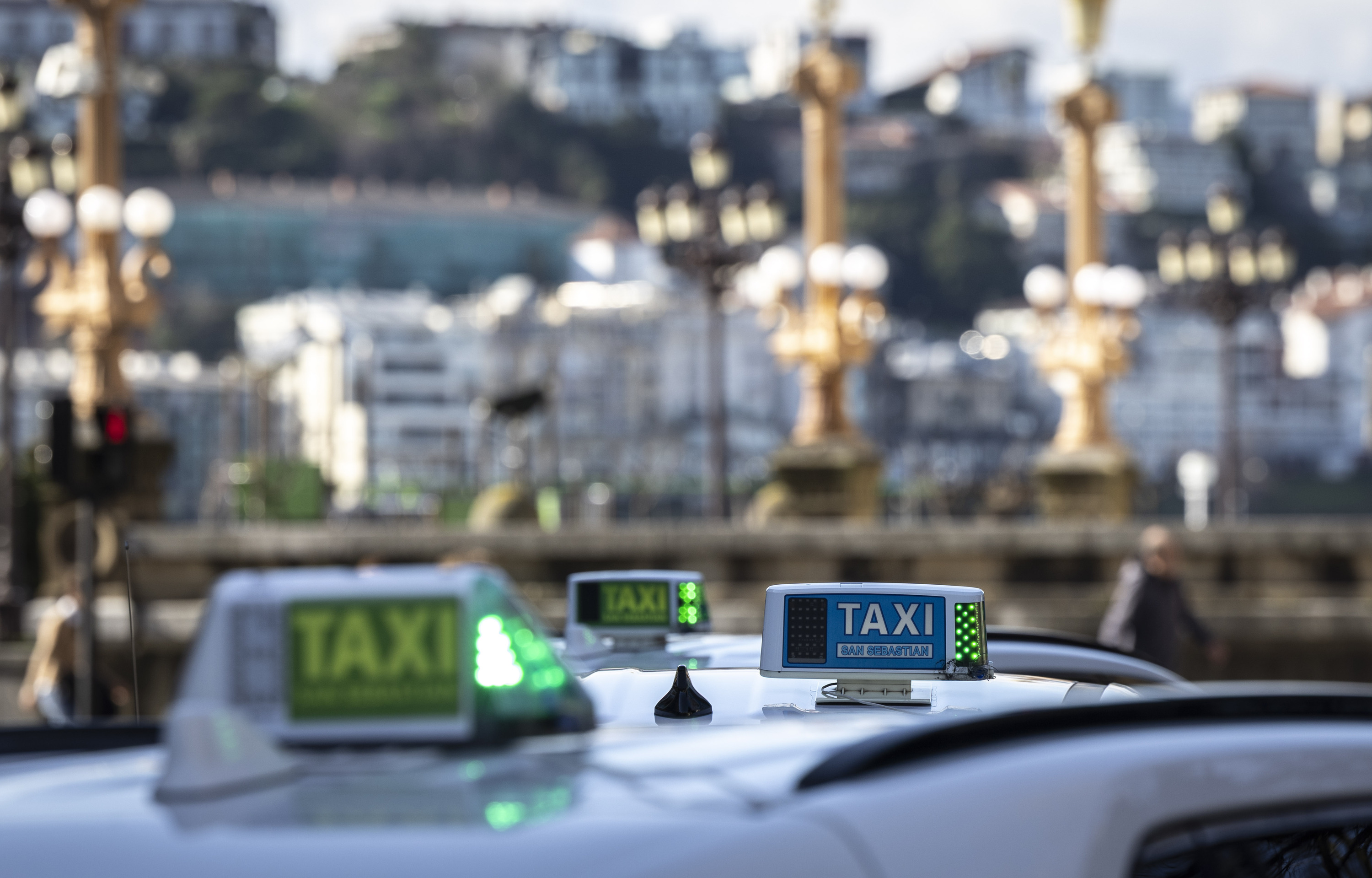 Taxiak, Donostiako geltoki batean. JAVIER ETXEZARRETA / EFE