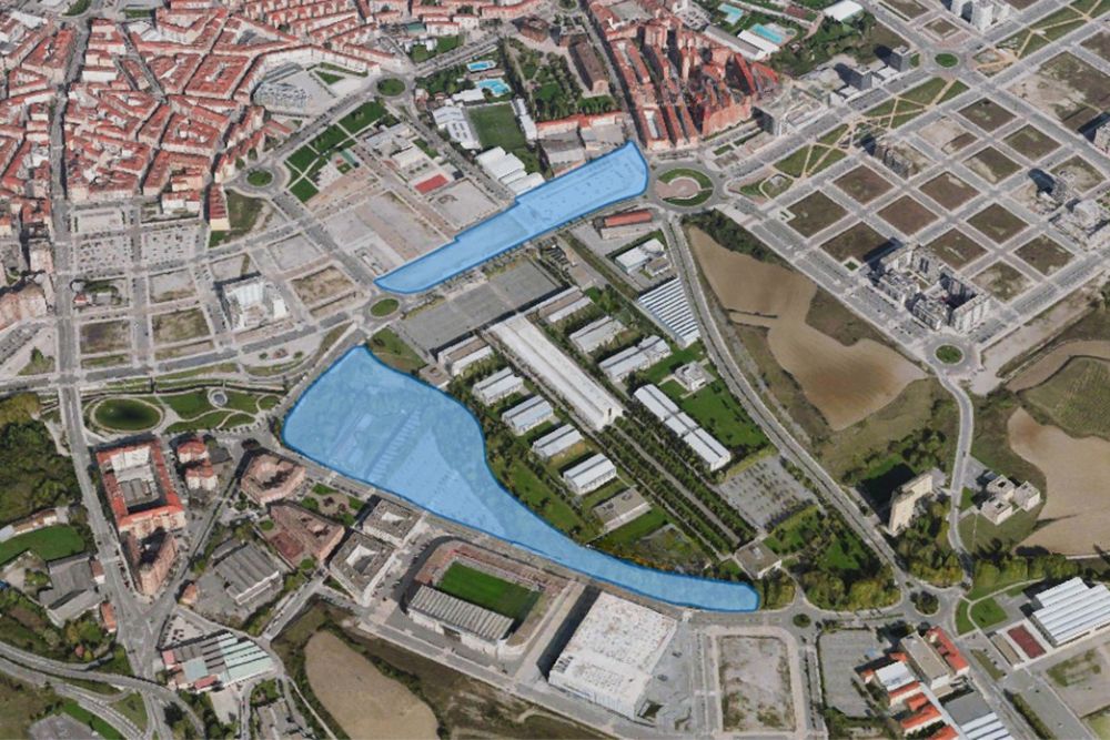 Goialdean, etxebizitzak eraikiko dituzten orubea. Behealdean, Sadar ibaiaren inguruan parke bat egingo duten gunea. IRUÑEKO UDALA