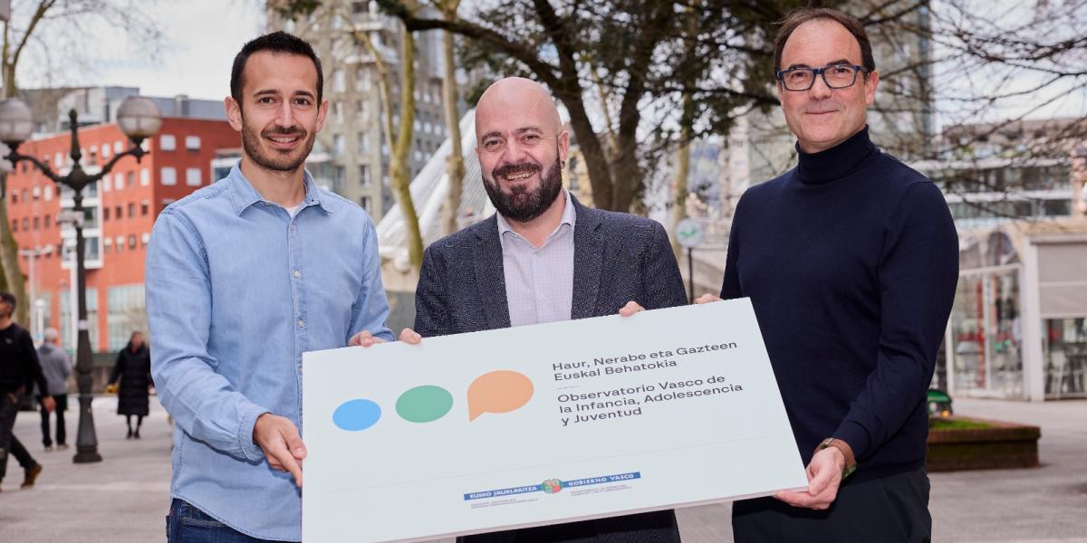 Adrian Lopez, Xabier Legarreta eta Gorka Oraa Haurren, Nerabeen eta Gazteen Behatokiaren aurkezpenean, gaur goizean Bilbon. EUSKO JAURLARITZA