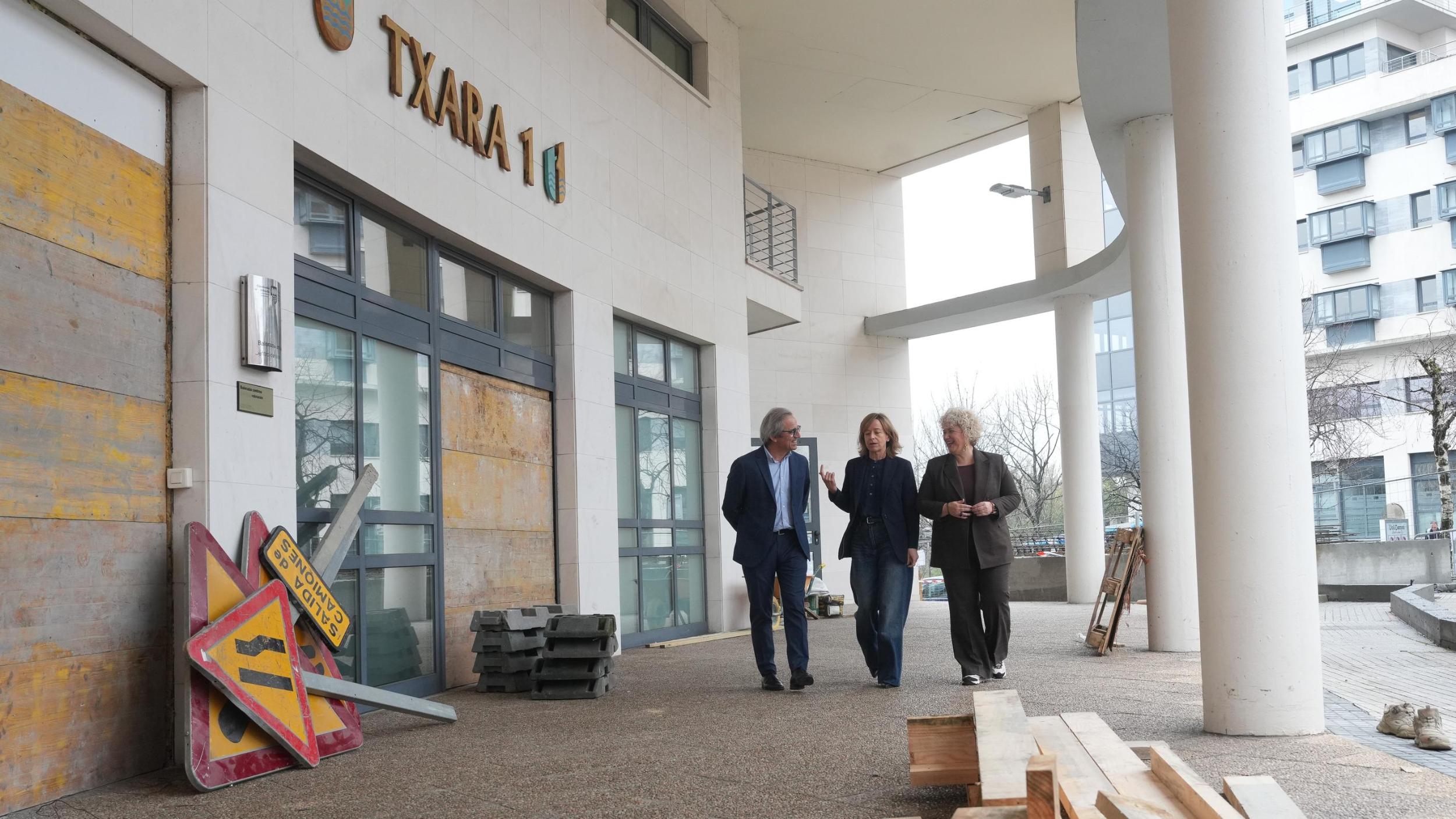 Eider Mendoza Gipuzkoako diputatu nagusia eta Maite Peña Zainketa eta Gizarte Politiketako diputatua, ostiralean, Donostiako Txara I zentroan. GIPUZKOAKO FORU ALDUNDIA