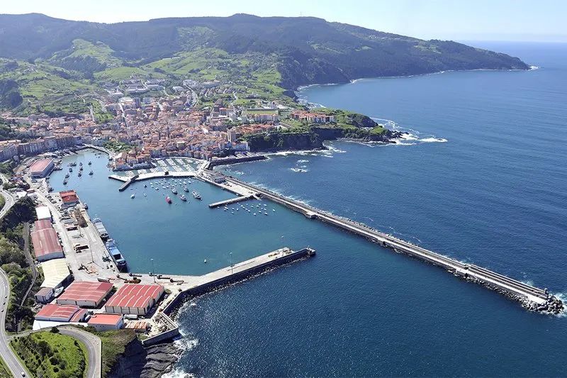 Bermeoko portua, artxiboko irudi batean. IREKIA