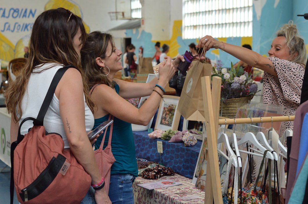 Dinagu kolektiboaren Nomadak Gaitun artisau azoka ibiltaria, 2023an, Durangon. HITZA