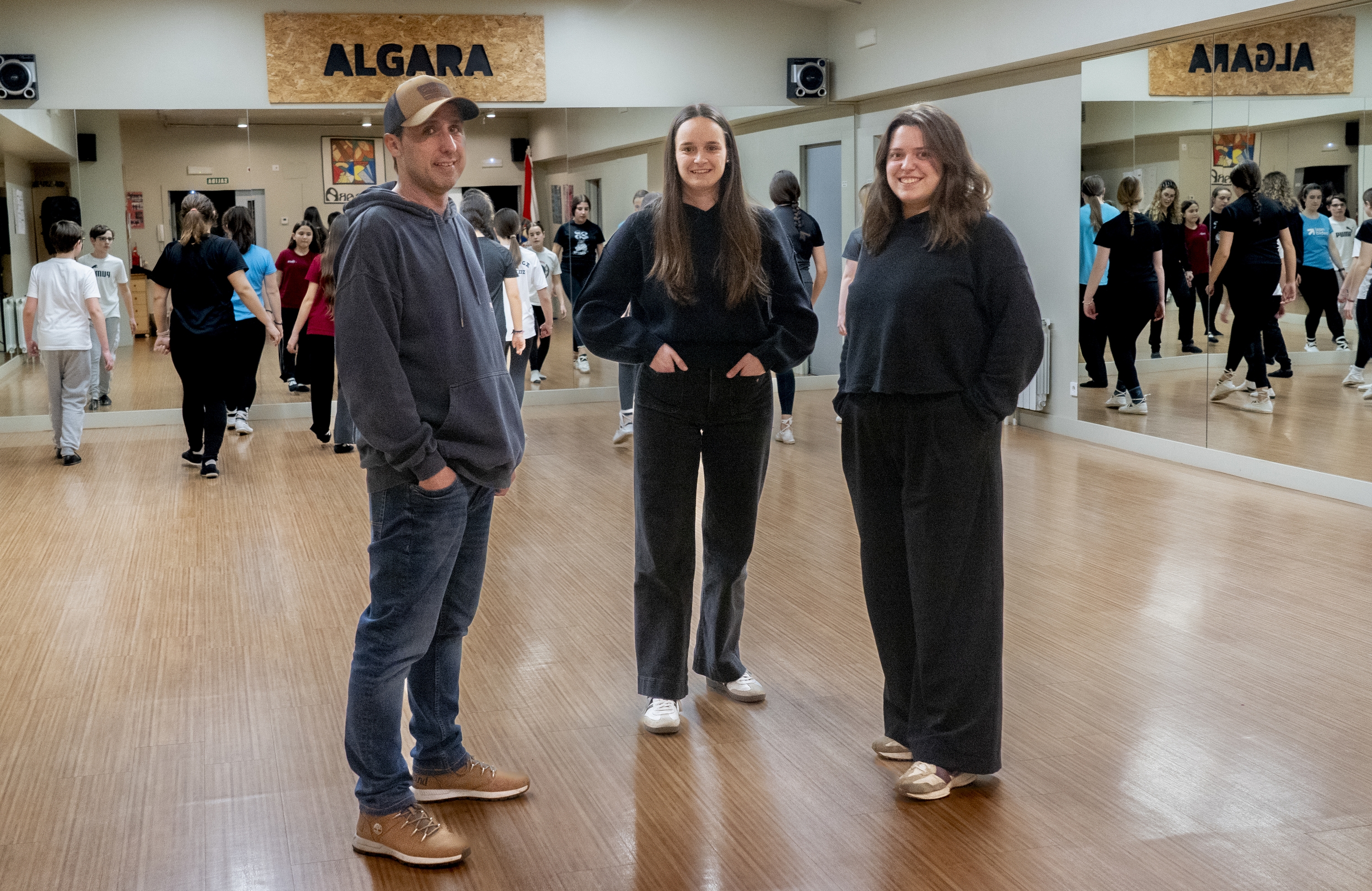 Algara dantza taldeko Iñigo Manuel, Garazi Uriguen eta Jone Olaizola. RAUL BOGAJO / FOKU