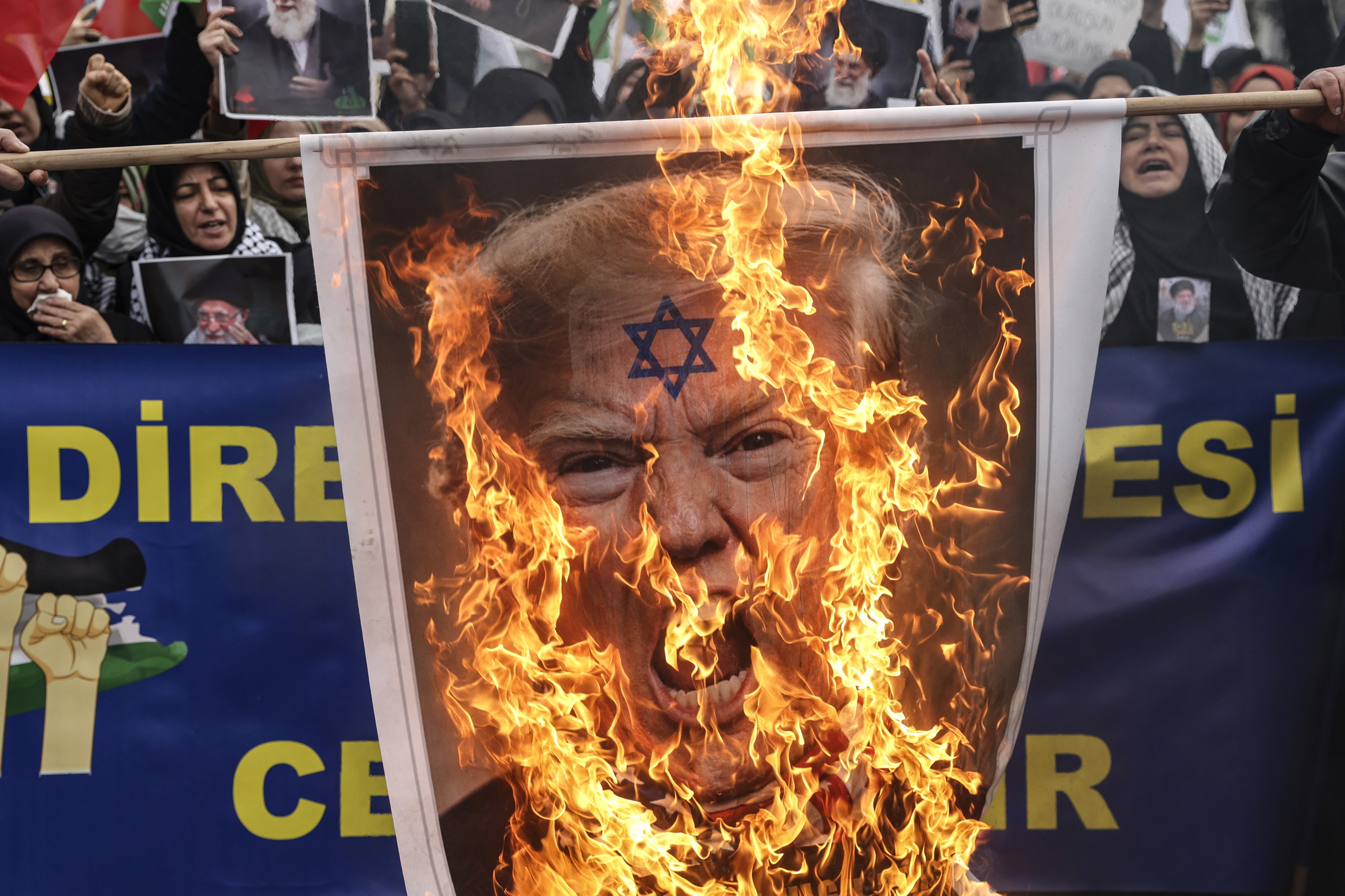 Protestariak Donald Trump AEBetako presidentearen irudi bat erretzen, Istanbulen, martxo hasieran. ERDEM SAHIN / EFE