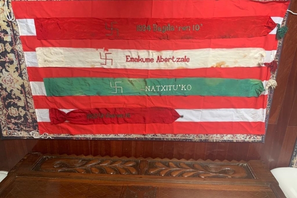 Eako Natxitua auzoko Emakume Abertzale Batzaren egoitzan zegoen ikurrina. ASUN LANDAK UTZITAKOA