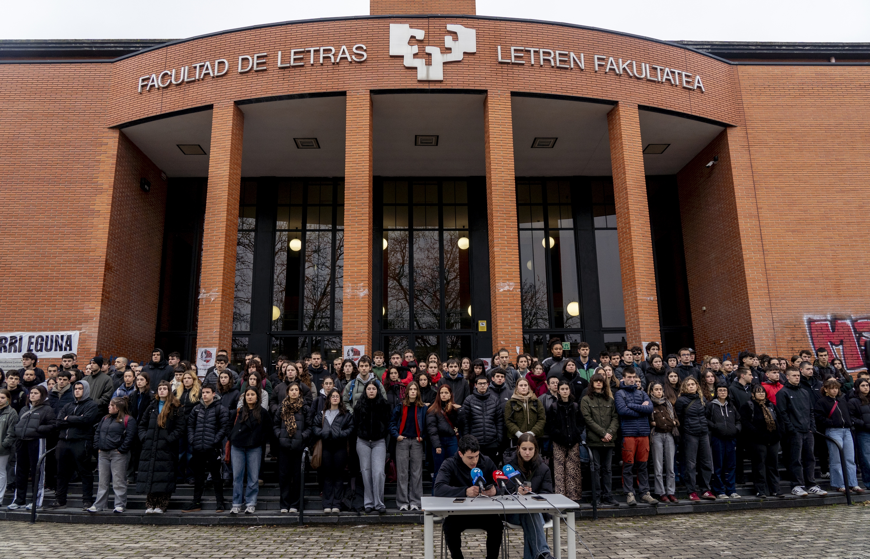 Ikasleek Letren Fakultatean eginiko agerraldia, gaur goizean, Gasteizen. RAUL BOGAJO / FOKU