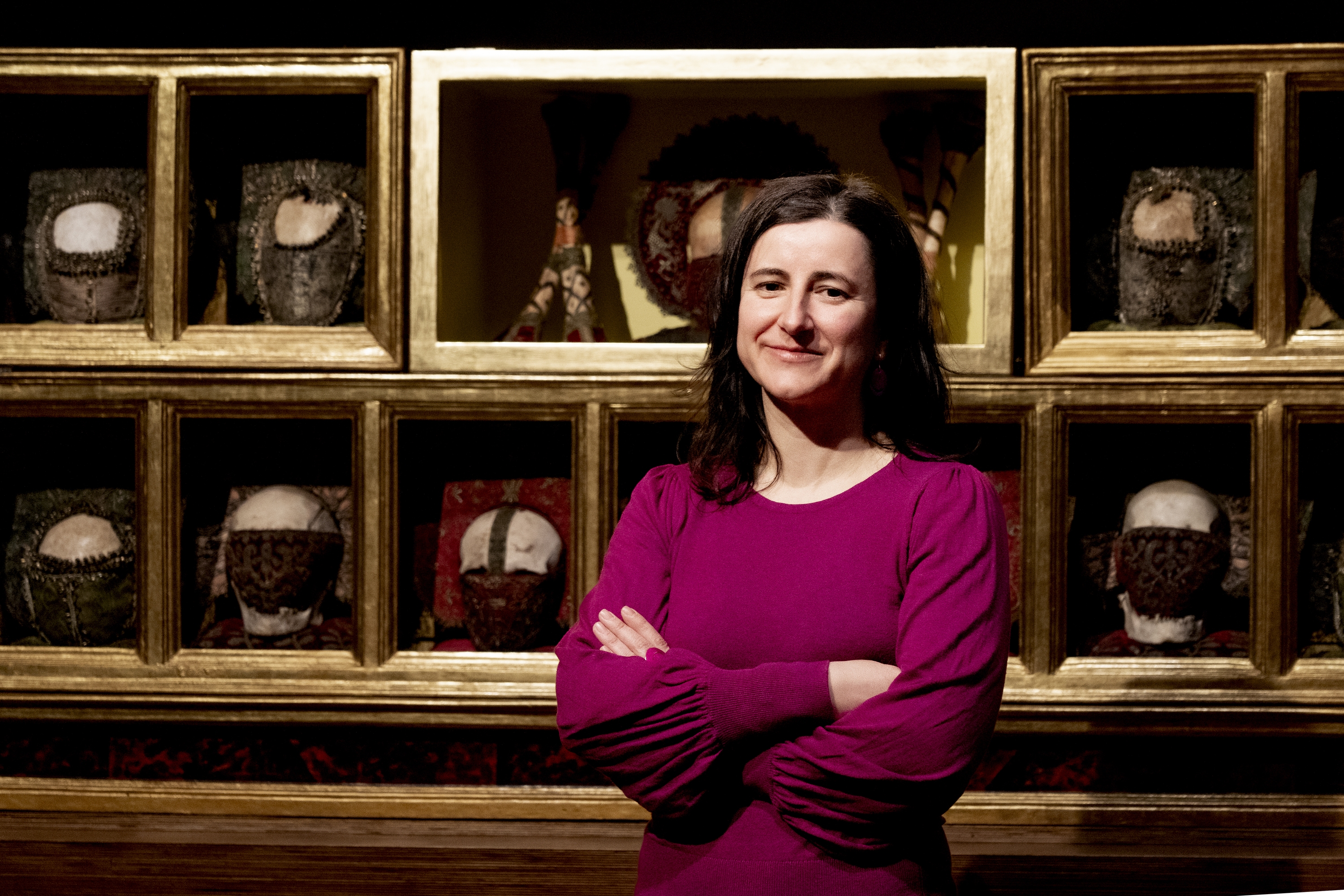 Aintzane Erkizia ikerlaria, Martiodako erlikien aurrean, Arabako Arte Ederren Museoan. RAUL BOGAJO / FOKU