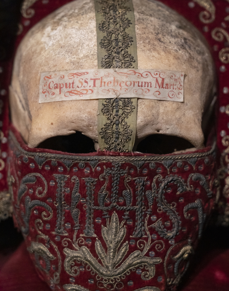 Martiodako garezurretako bat. «Tebasko martiri santuen burua» idazkuna ageri du kopetan, eta burdinezko alanbrez dekoraturiko tela gorriak estaltzen du. RAUL BOGAJO / FOKU