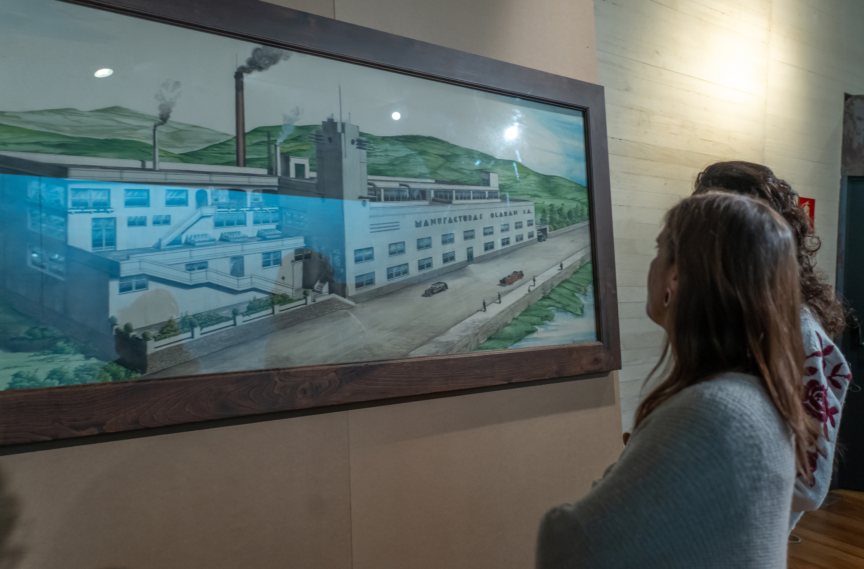 Bi bisitari Gerardo D'Abrairaren marrazki bati begira, Donostiako San Telmo museoan. ANDONI CANELLADA / FOKU