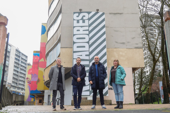 Donostian GAZ (Gazte Ibilbideak Abiarazteko Zerbitzua) bulego bat irekitzeko aurkezpena, gaur, Kontadores eraikinaren atarian. DONOSTIAKO UDALA