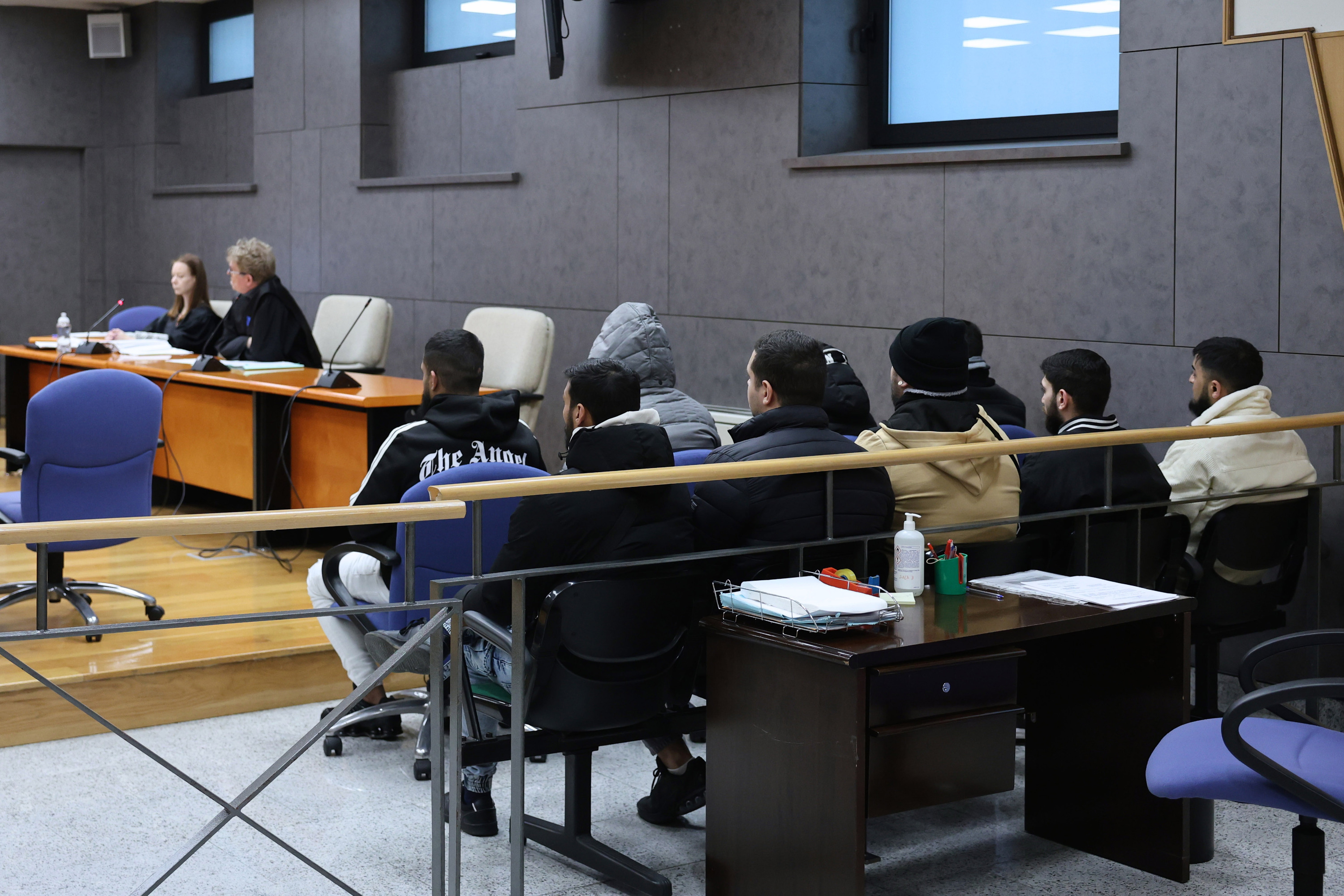 Akusatuetako batzuk epaiketaren atzoko saioan. ARITZ LOIOLA / FOKU 