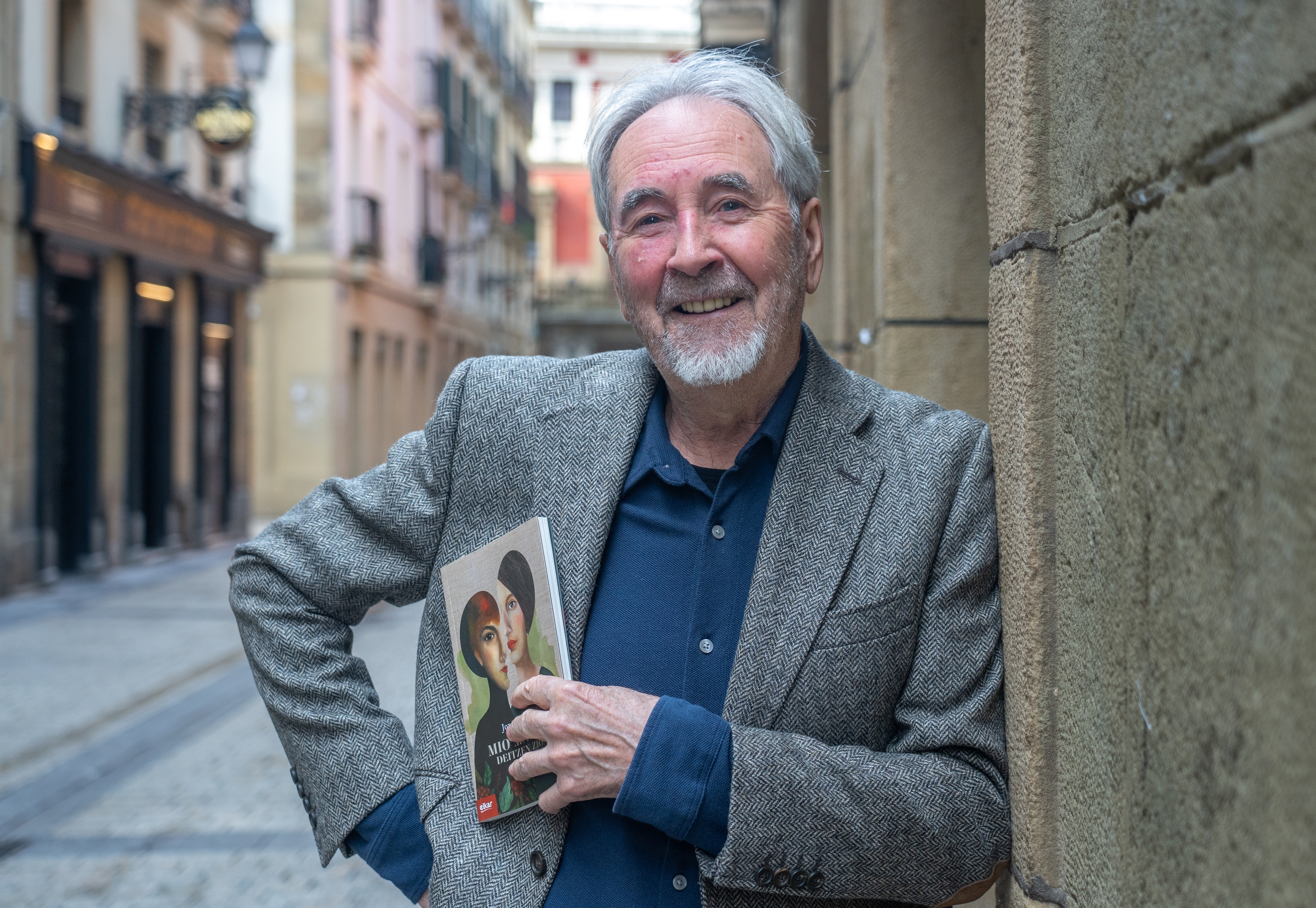 Joxean Agirre 'Mio marito deitzen zion' liburuaren aurkezpenean, Donostian. ANDONI CANELLADA / FOKU