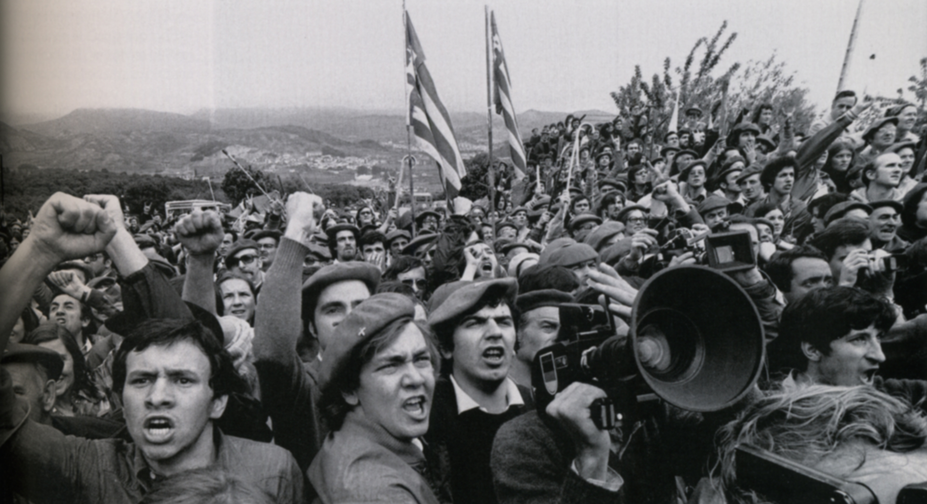 Herritarrak Montejurran protestan, 1976ko maiatzaren 9an, faxistek bi pertsona hil eta beste 30 zauritu eta gero. EFE