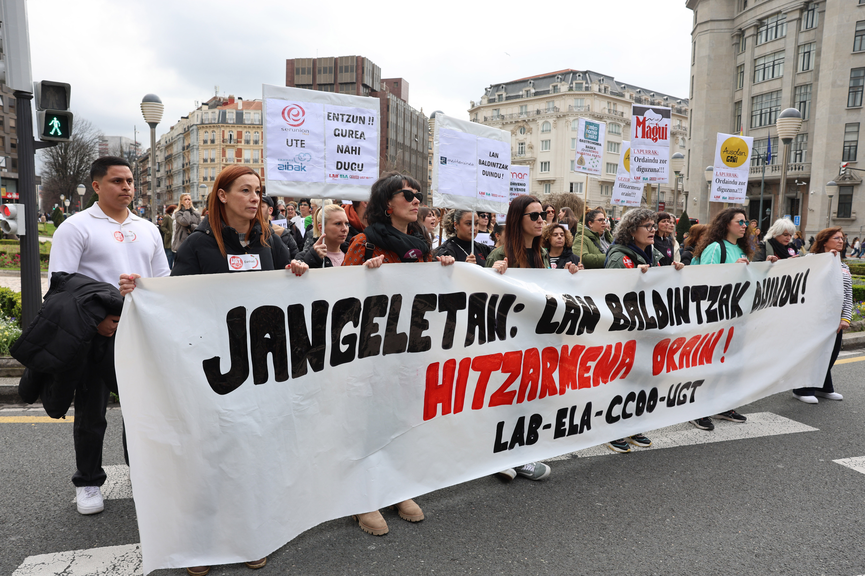 Greba eguna izan dute gaur jangeletako langileek; irudian, Bilbon egin duten manifestazioa. OSKAR MATXIN EDESA / FOKU