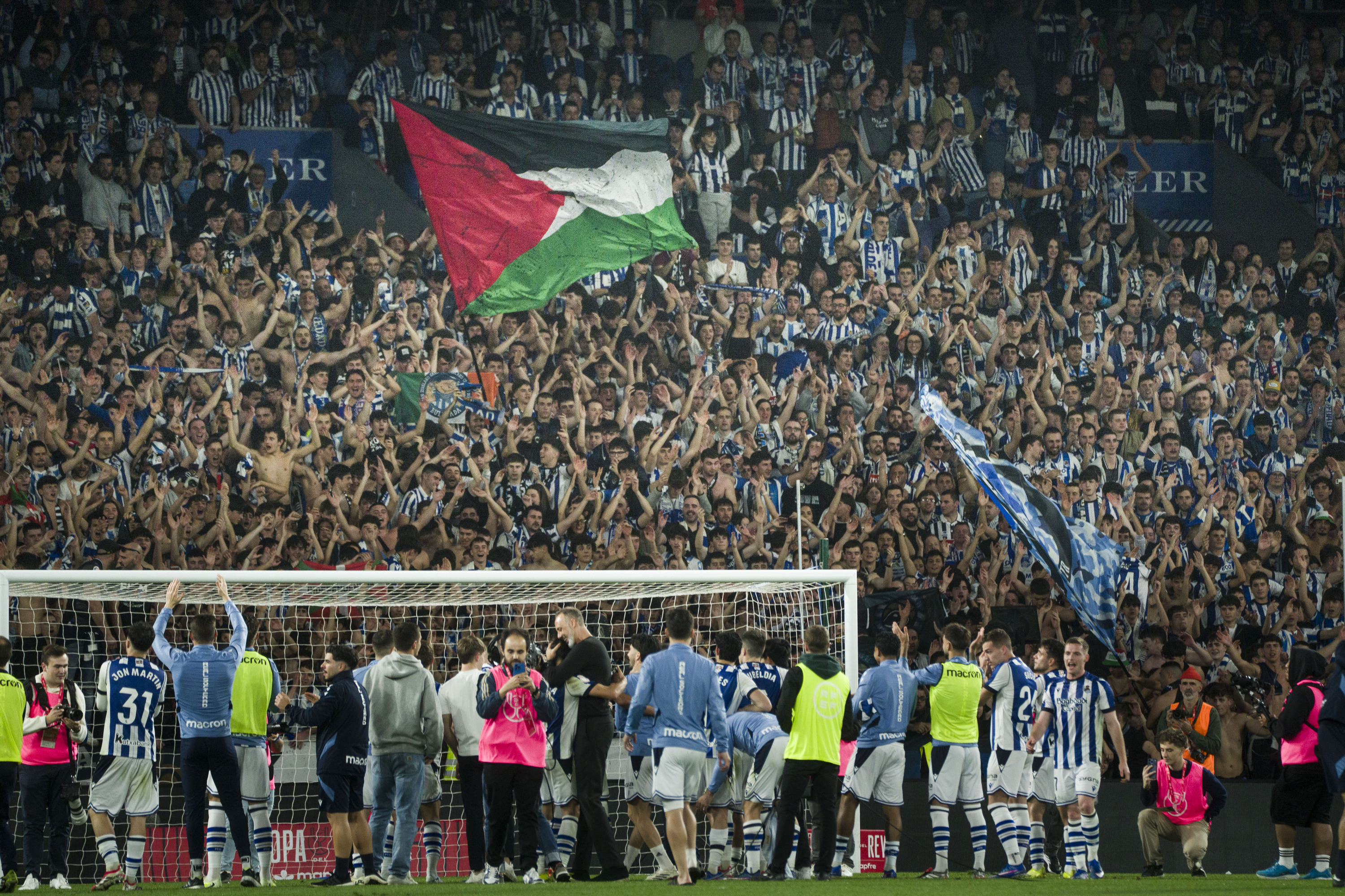Realeko jokalariak eta zaleak Kopako finalerako sailkatu izana ospatzen. JON URBE / FOKU