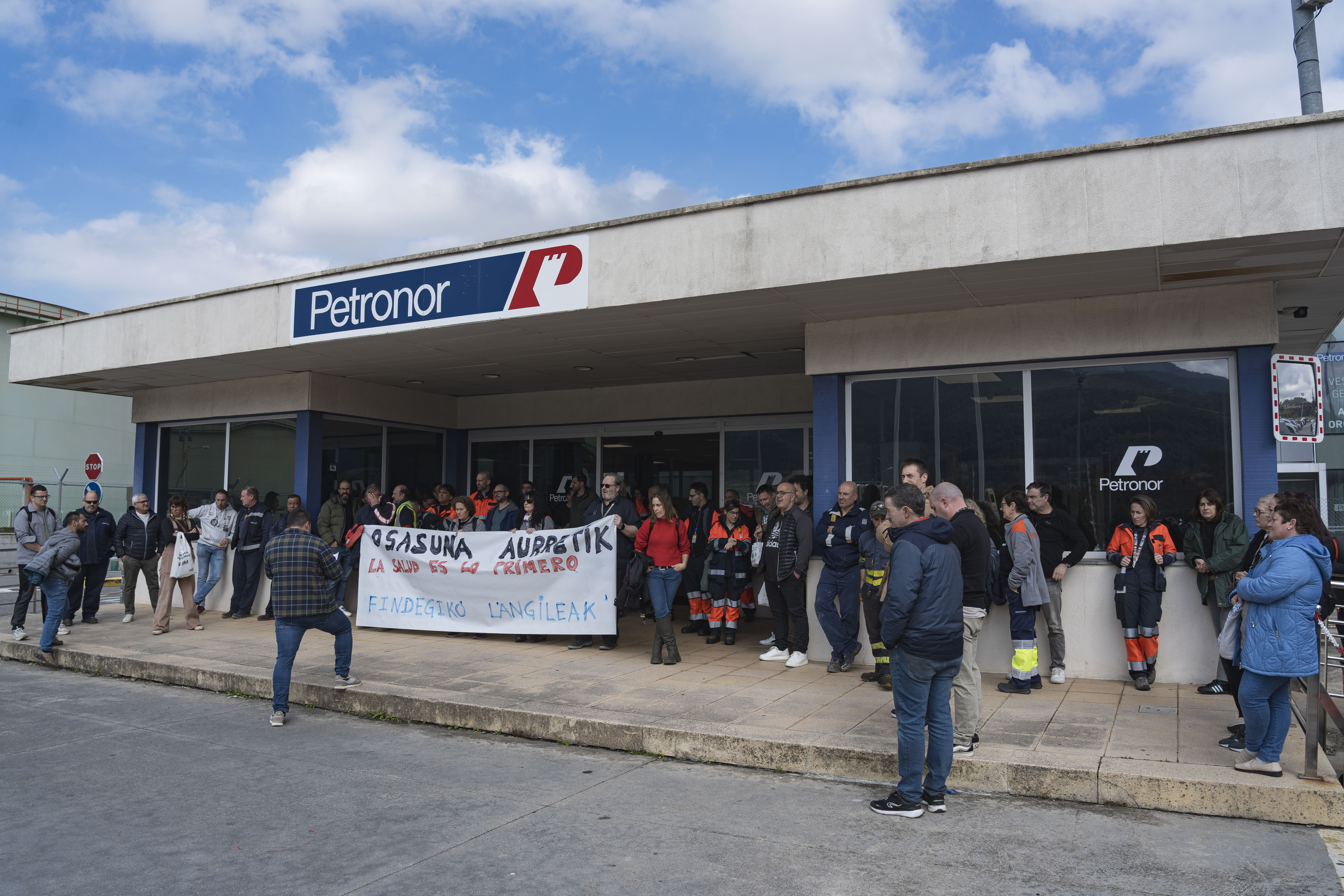 Langileek findegiaren atarian egin duten protesta, gaur. ARITZ LOIOLA / FOKU