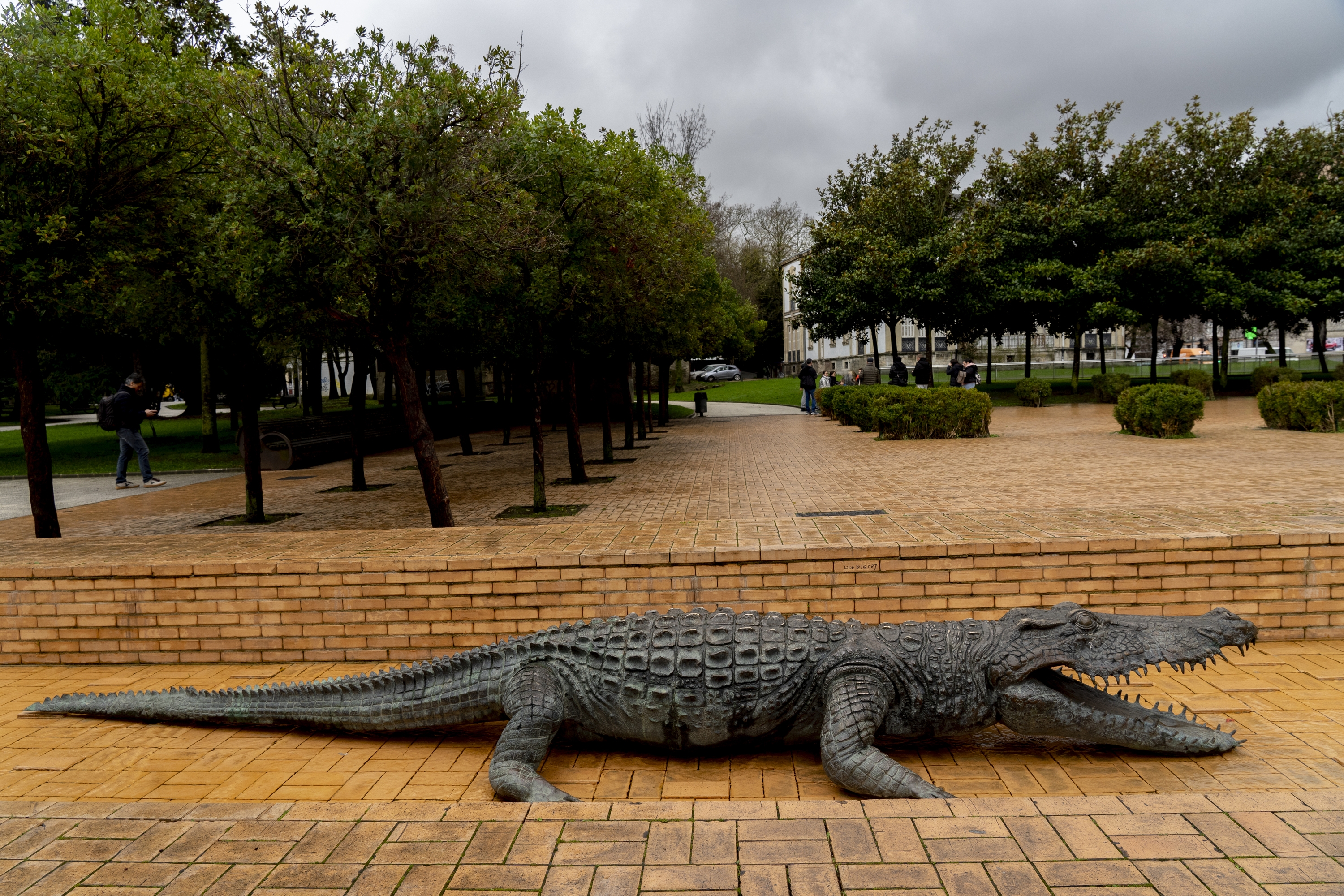 Krokodiloa Pierola apezpikuaren lorategian, Gasteizen.