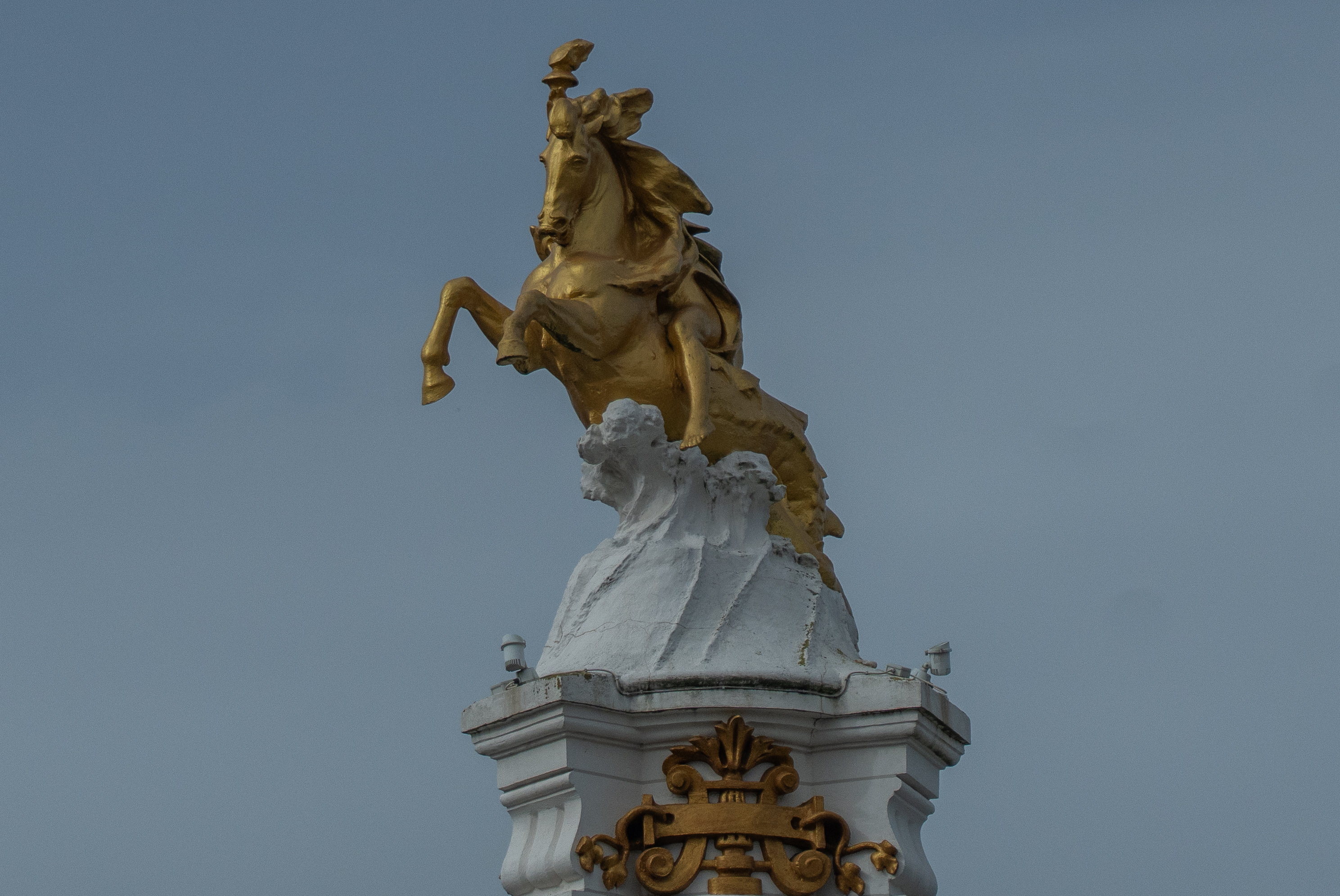 Urrezko zaldia, Maria Kristina zubian, Donostian. 