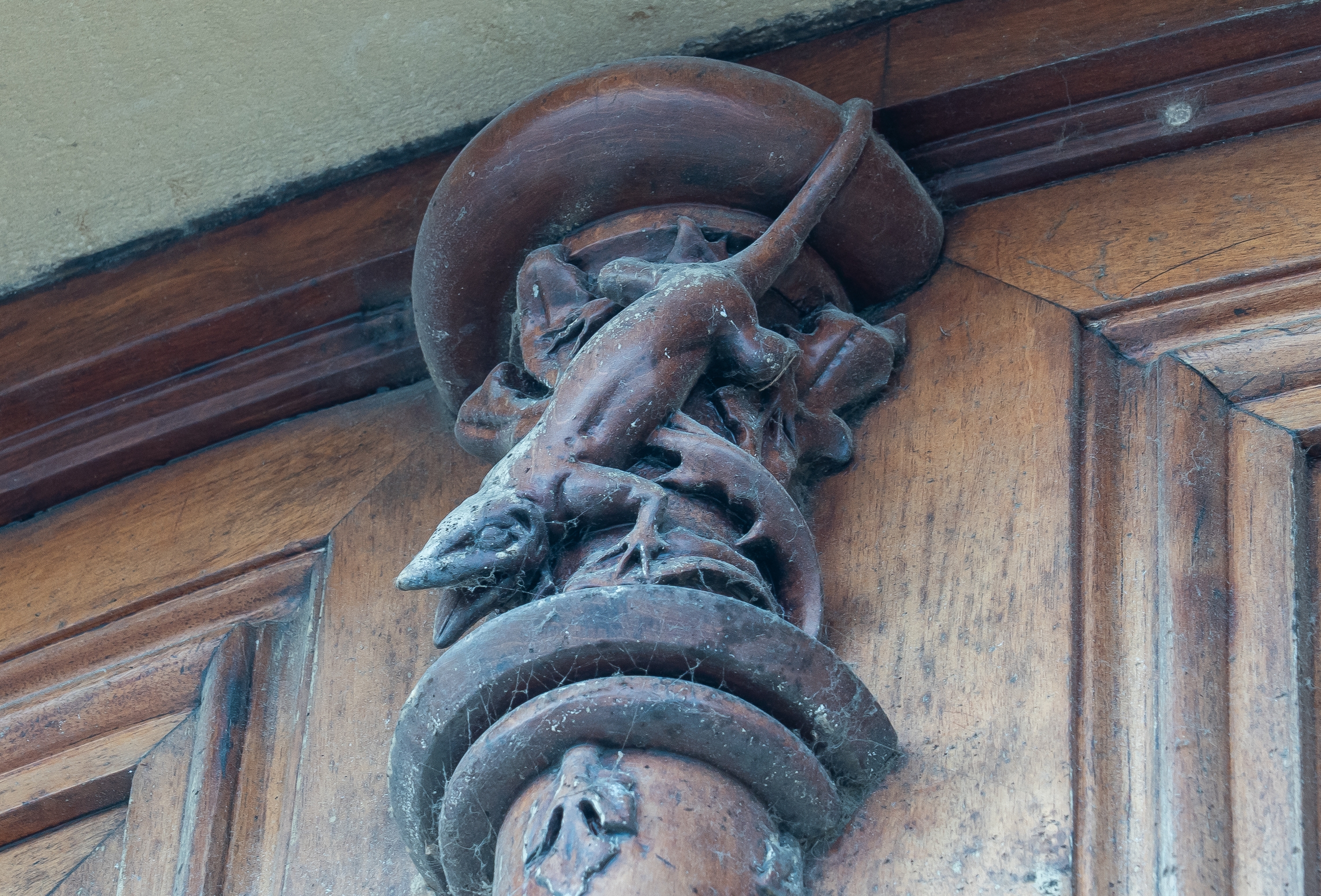 Egurrezko musker bat, Salamanka pasealekuko eraikin batean, Donostian. 