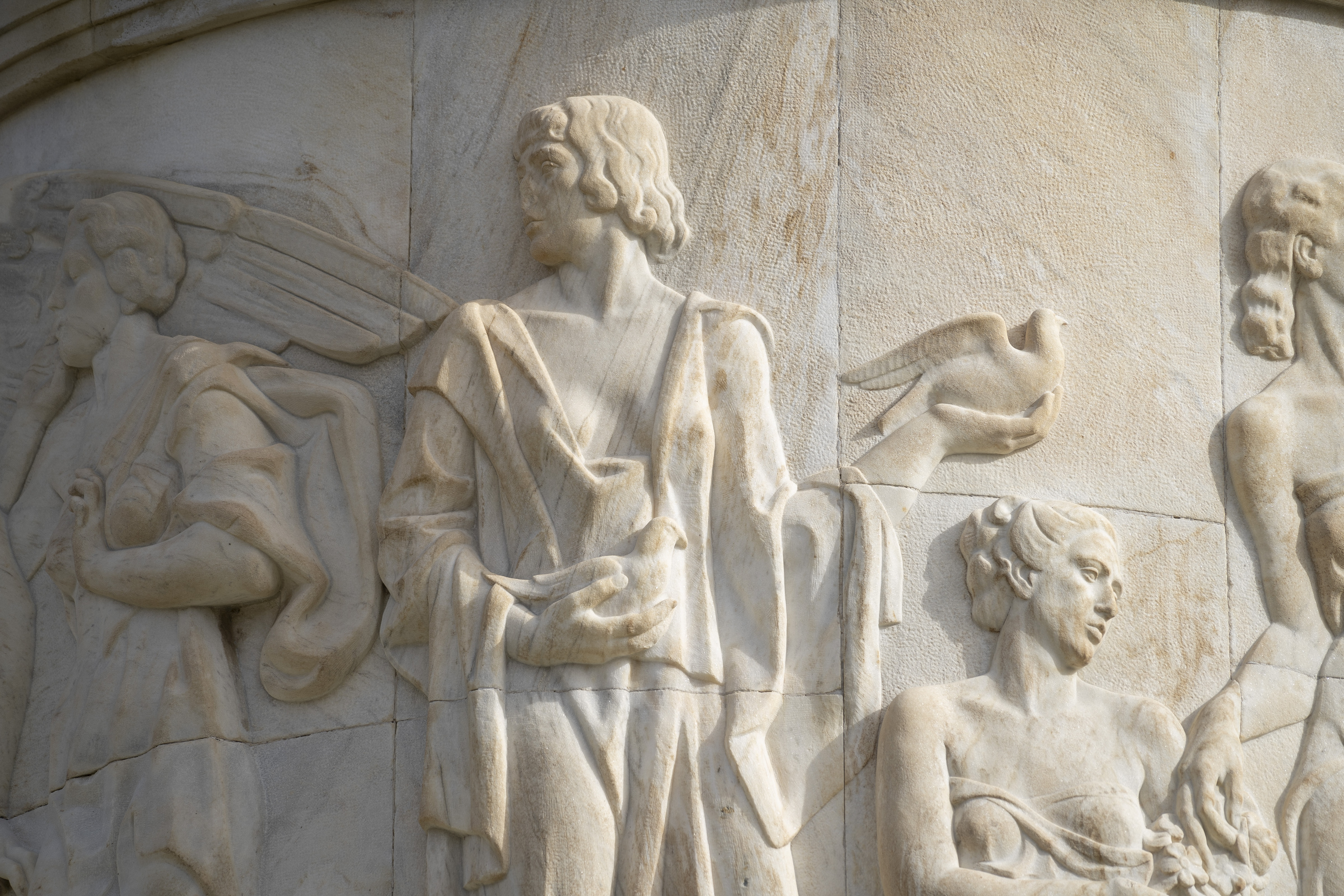 Usoak Gaiarreren omenezko monumentuan, Iruñean.