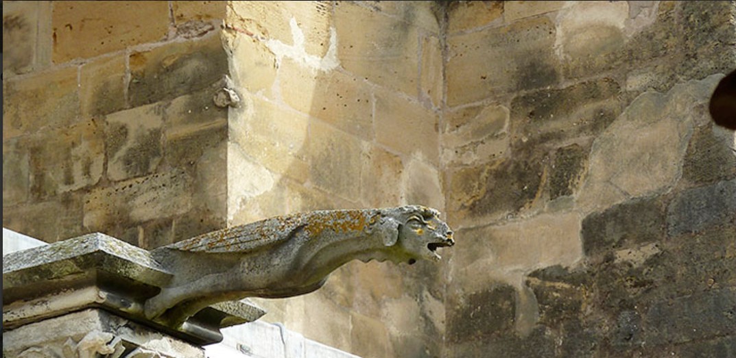 Arkume itxurako gargola bat, Baionako katedralean. 