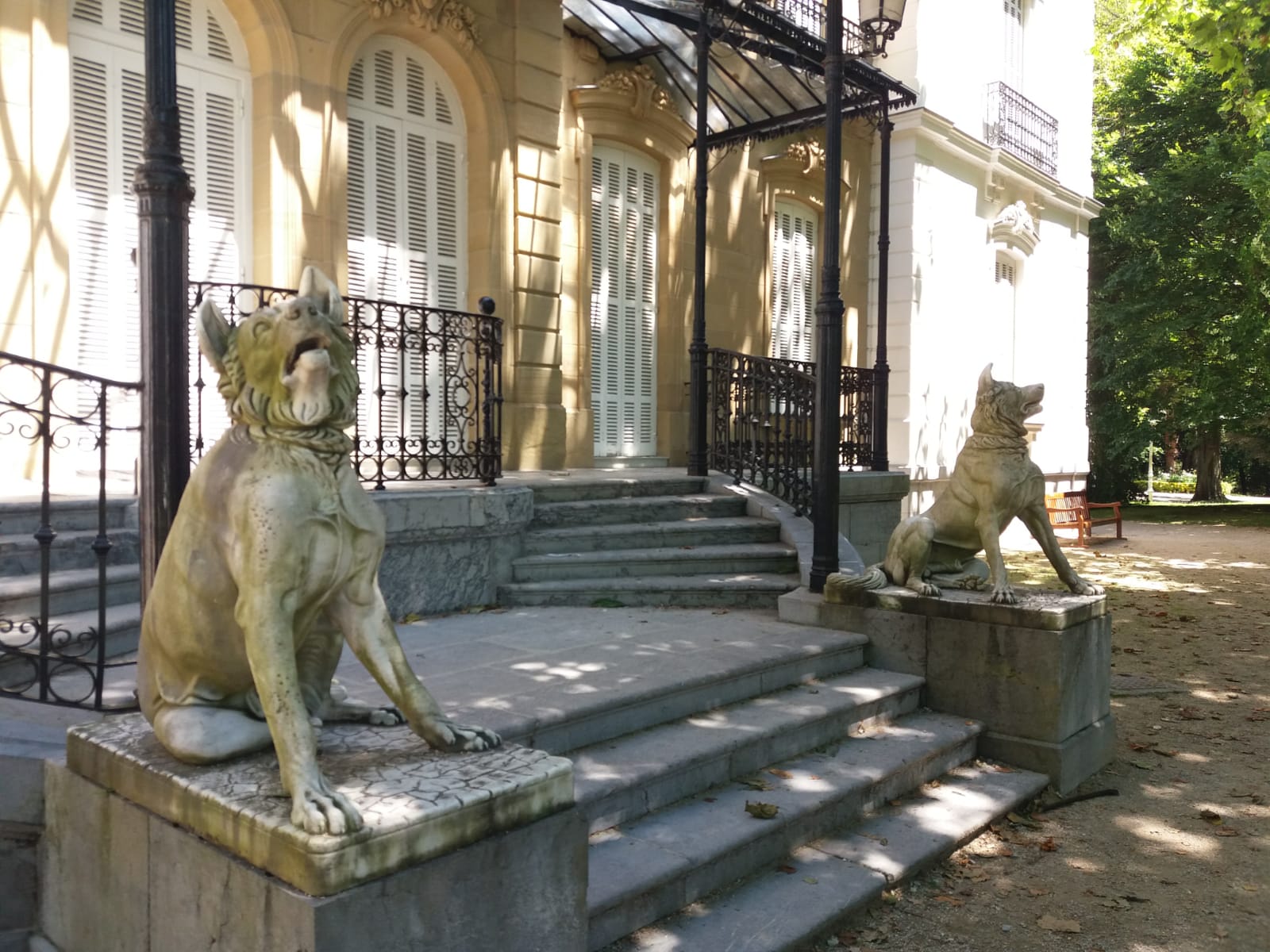 Txakurrak, Aieteko jauregiaren kanpoaldean, Donostian. 