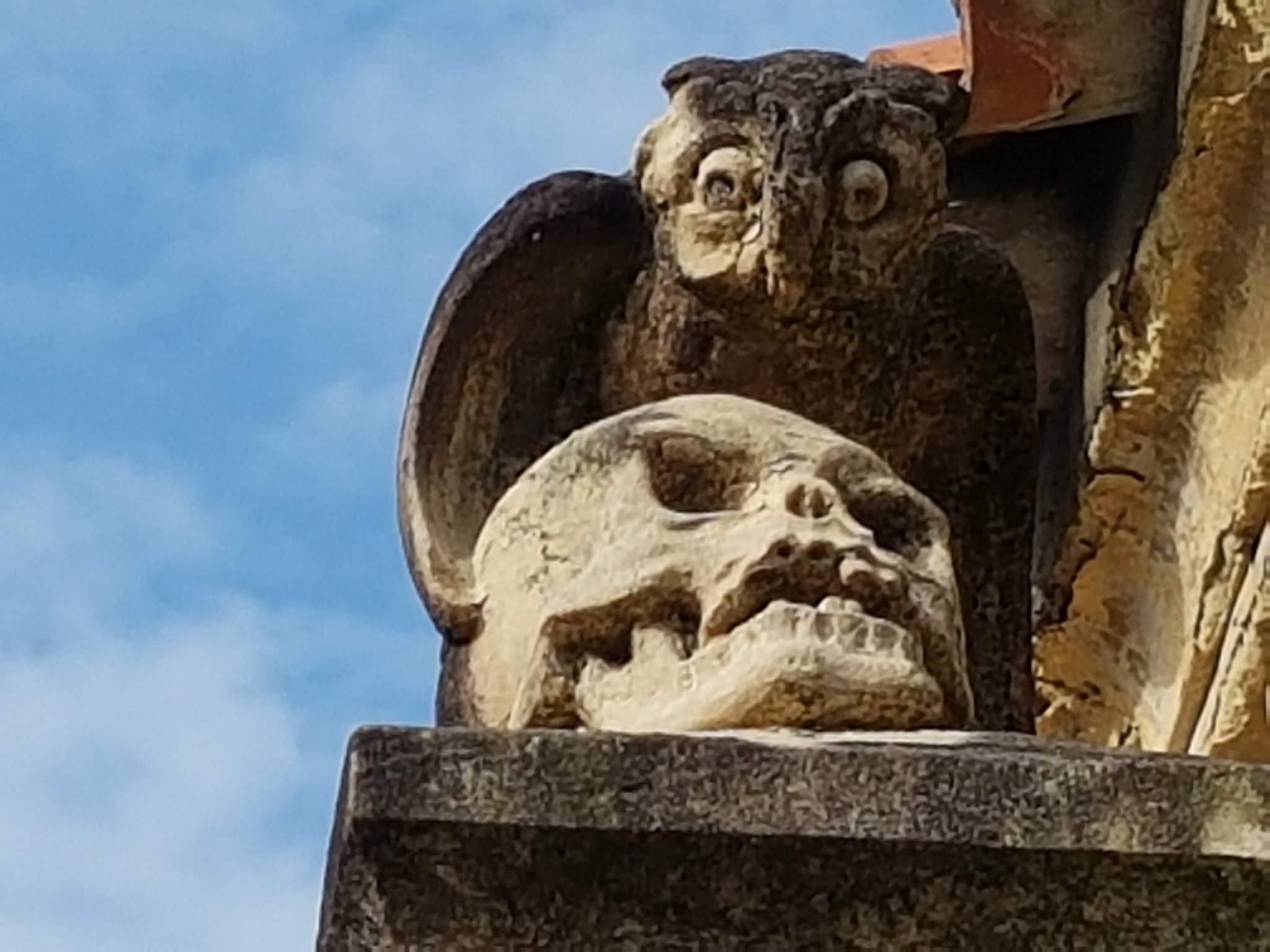 Polloeko hilerriaren sarreran dagoen hontza, garezur baten gainean.