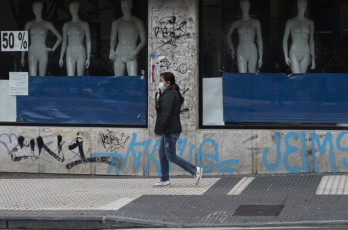 Arropa denda bat, Donostian. JON URBE / FOKU