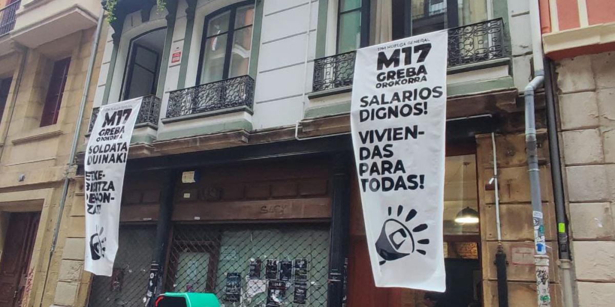 Pankartak zabaldu zituzten okupatutako etxearen balkoietan. BERRIA