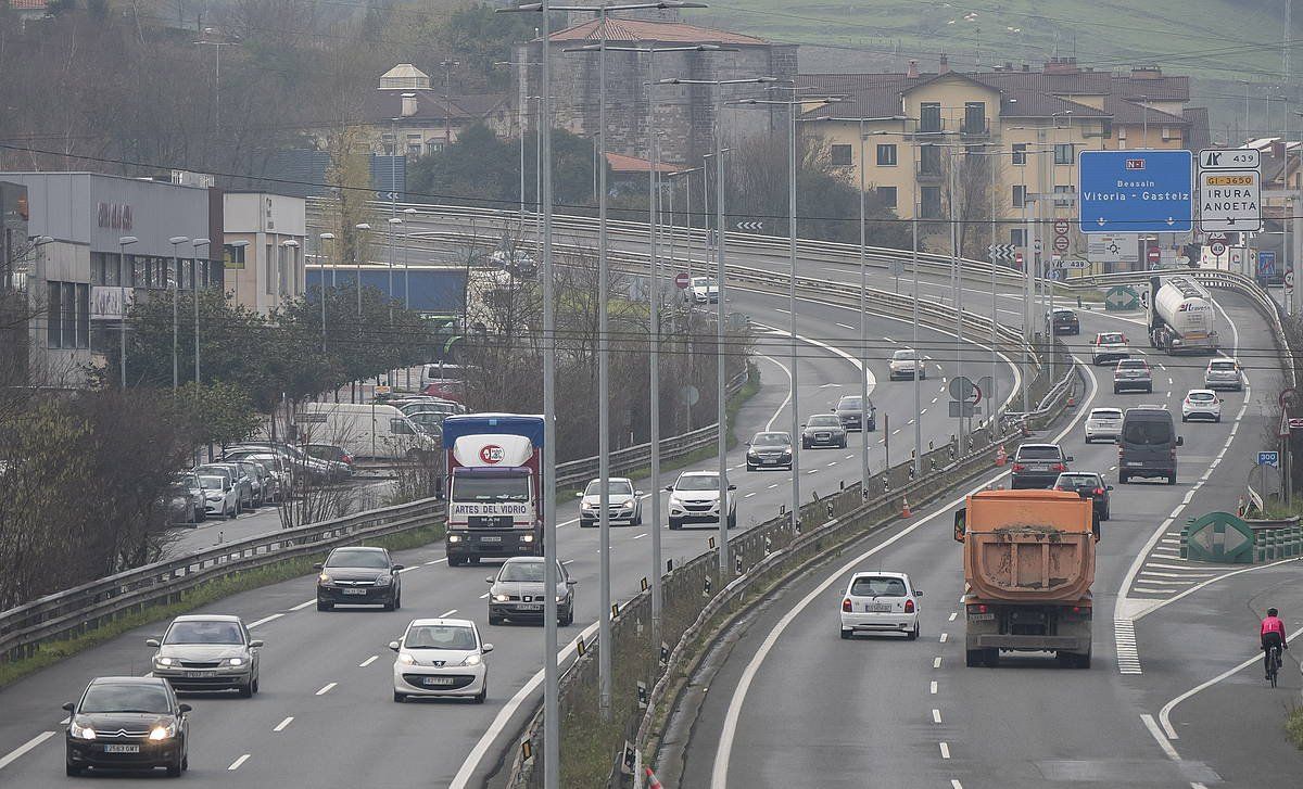 Autoen ihes hodiek isurtzen Nitrogeno dioxidoa da kutsatzailerik ohikoena. ANDONI CANELLADA, FOKU