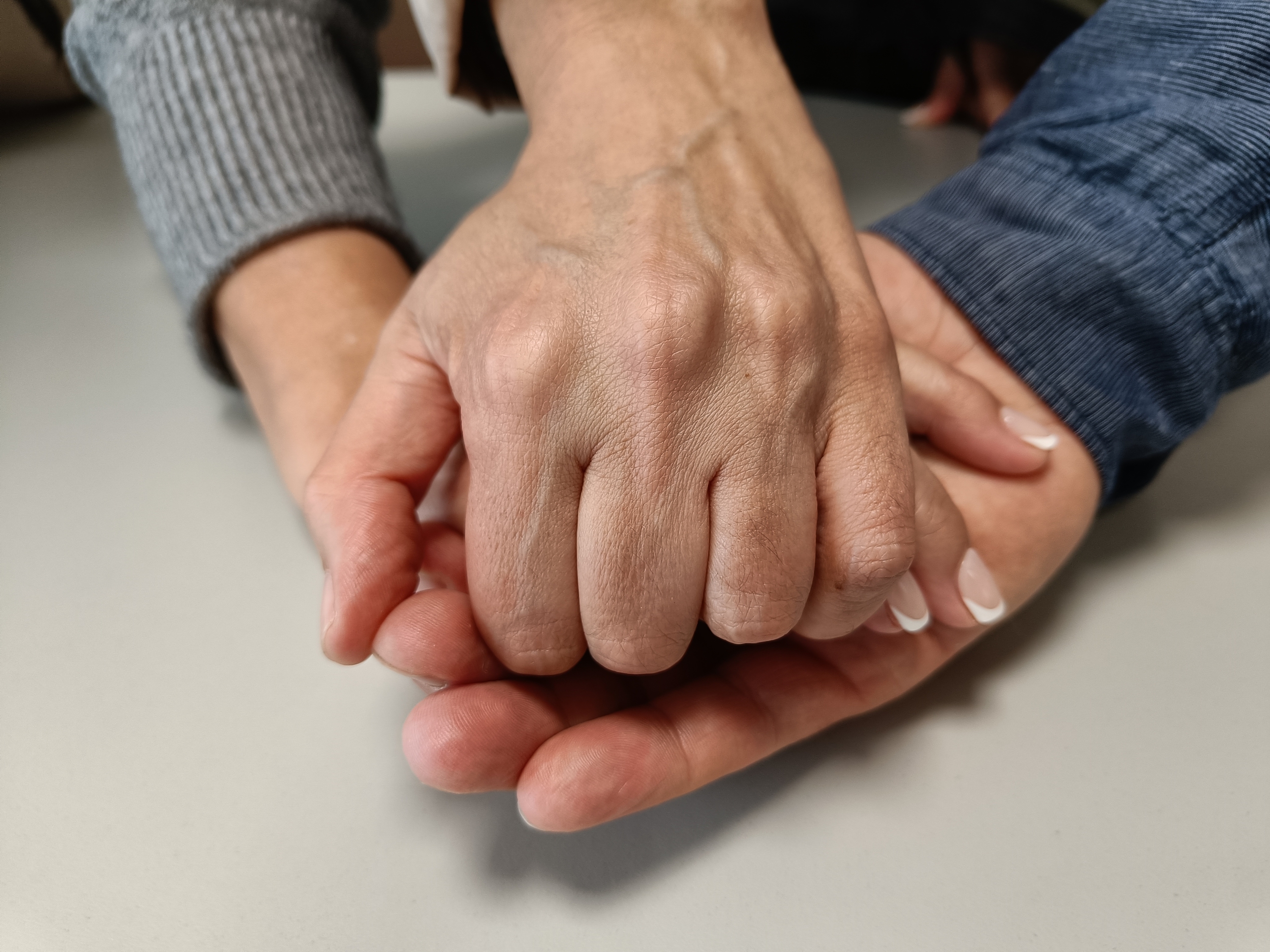 Patxi Ezkiagaren bi biktimaren eta ikasle ohi baten eskuak. BERRIA