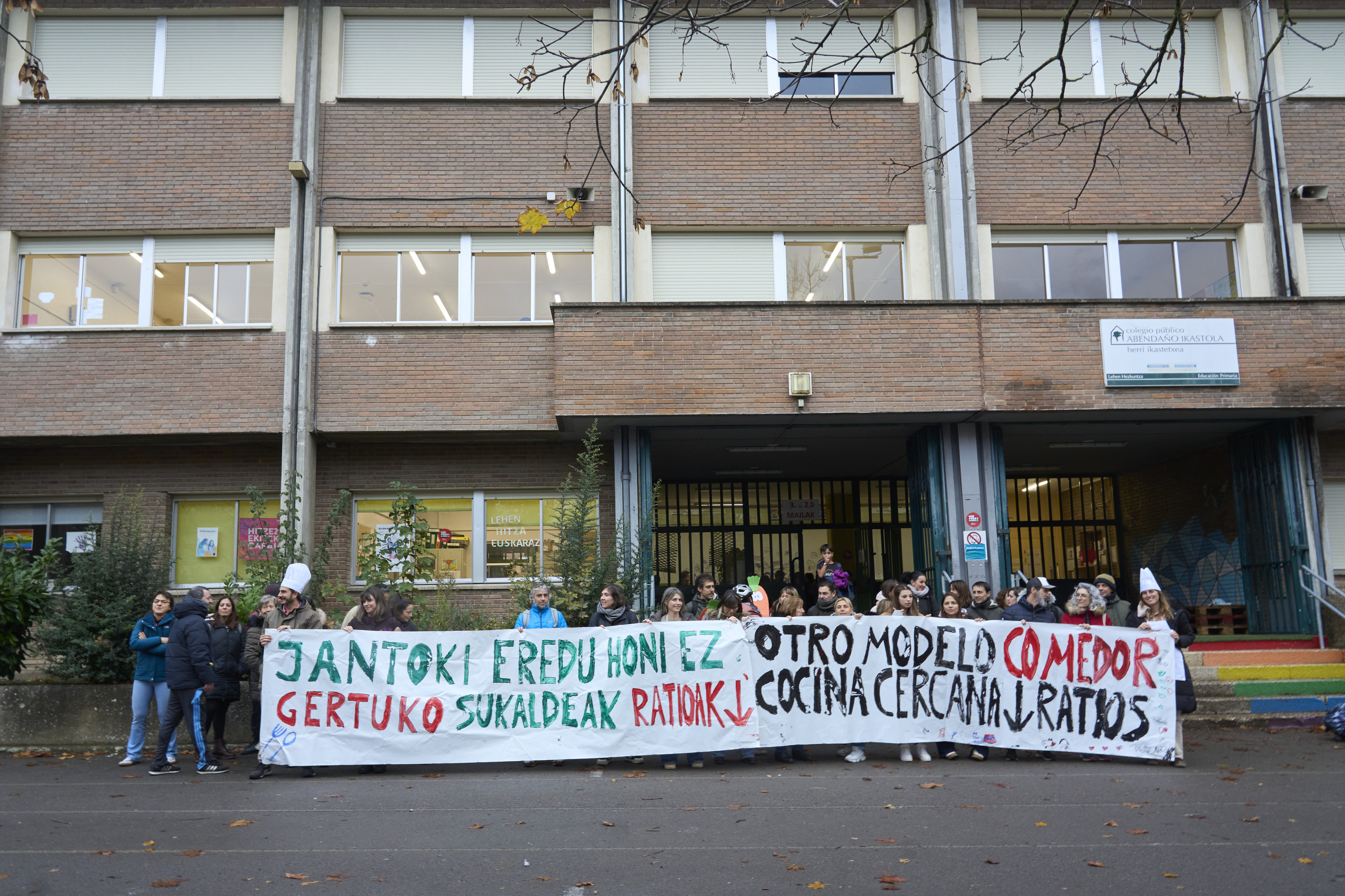 Gasteizko hamazazpi guraso elkartek iaz egindako protesta, jangela eredu duina eskatzeko. ENDIKA PORTILLO / FOKU