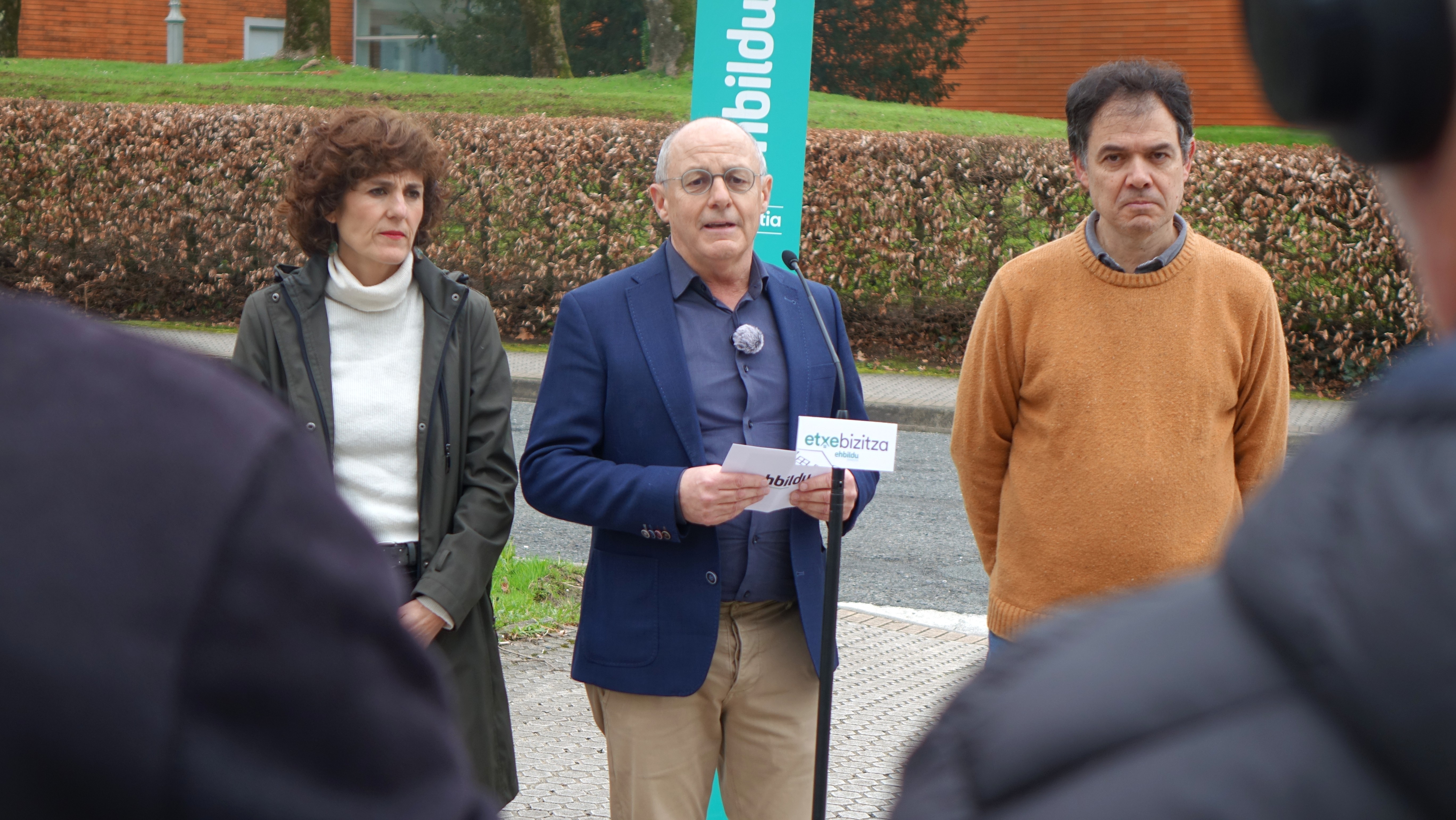 Garbiñe Alkiza, Juan Karlos Izagirre eta Ricardo Burutaran zinegotziak, gaur, Kutxa Espazioaren parean. EH BILDU