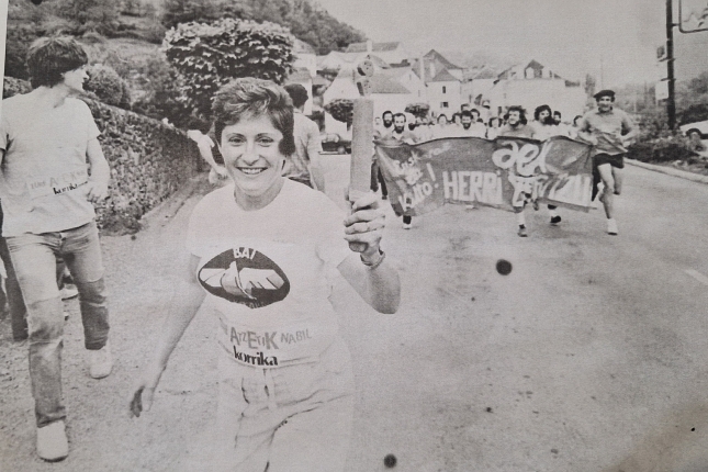 Solange Chimix, 1985ean, Atharratzen, Korrikako 2. kilometroan, lekukoa eramaten. SOLANGE CHIMIXEK UTZIA Solange Chimix, 1985ean, Atharratzen, Korrikako 2. kilometroan, lekukoa eramaten. SOLANGE CHIMIXEK UTZIA
