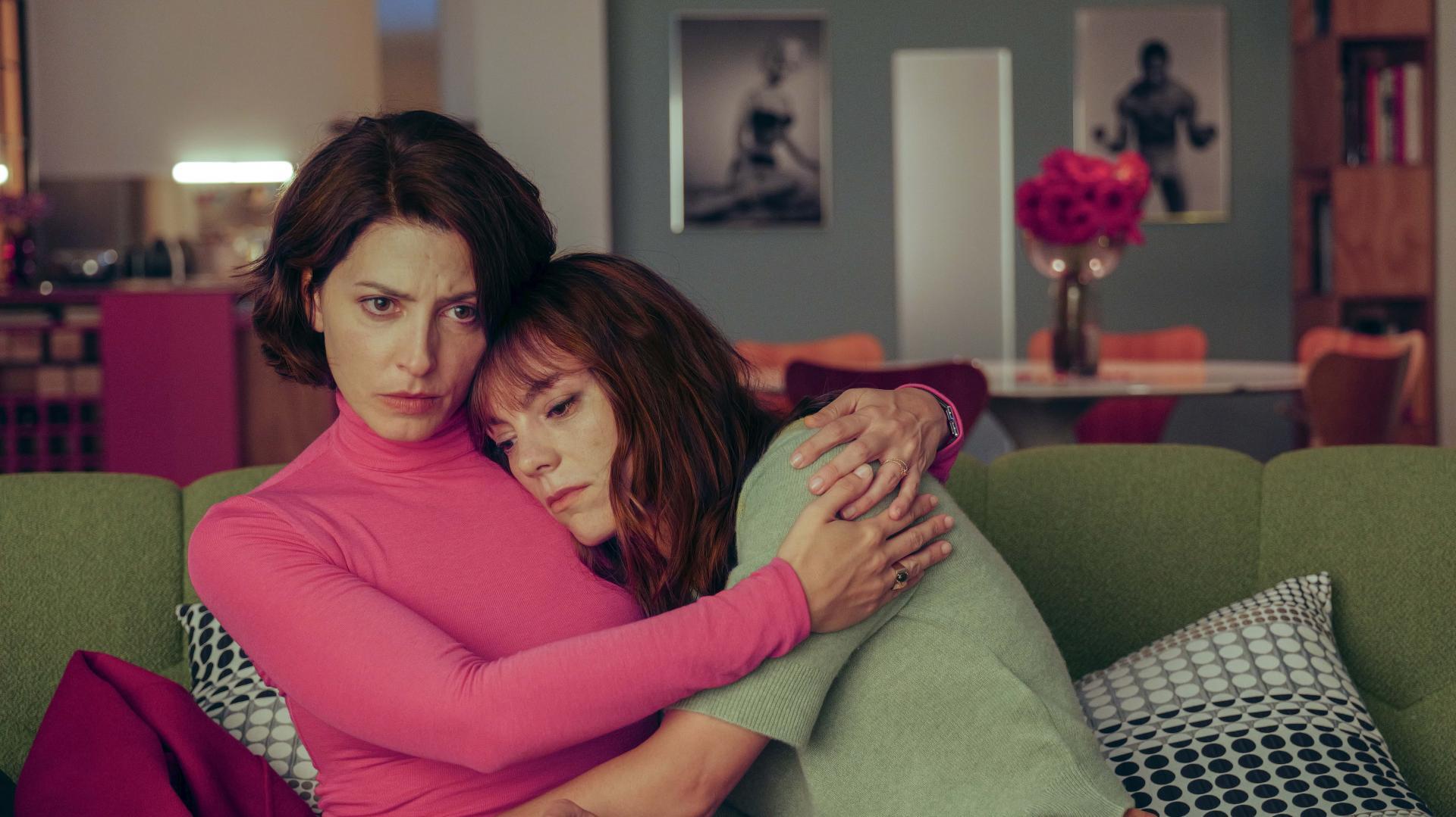 Barbara Lennie eta Victoria Luengo, 'Amarga Navidad' filmeko fotograma batean. BERRIA