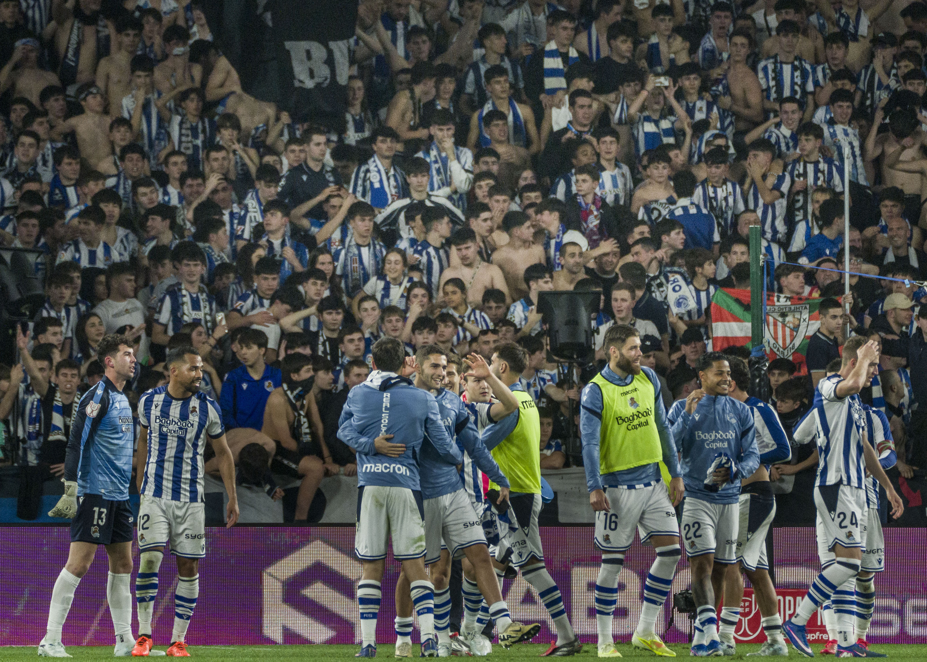 Realeko jokalariak eta zaleak, finalerako sailkapena ospatzen. JON URBE / FOKU