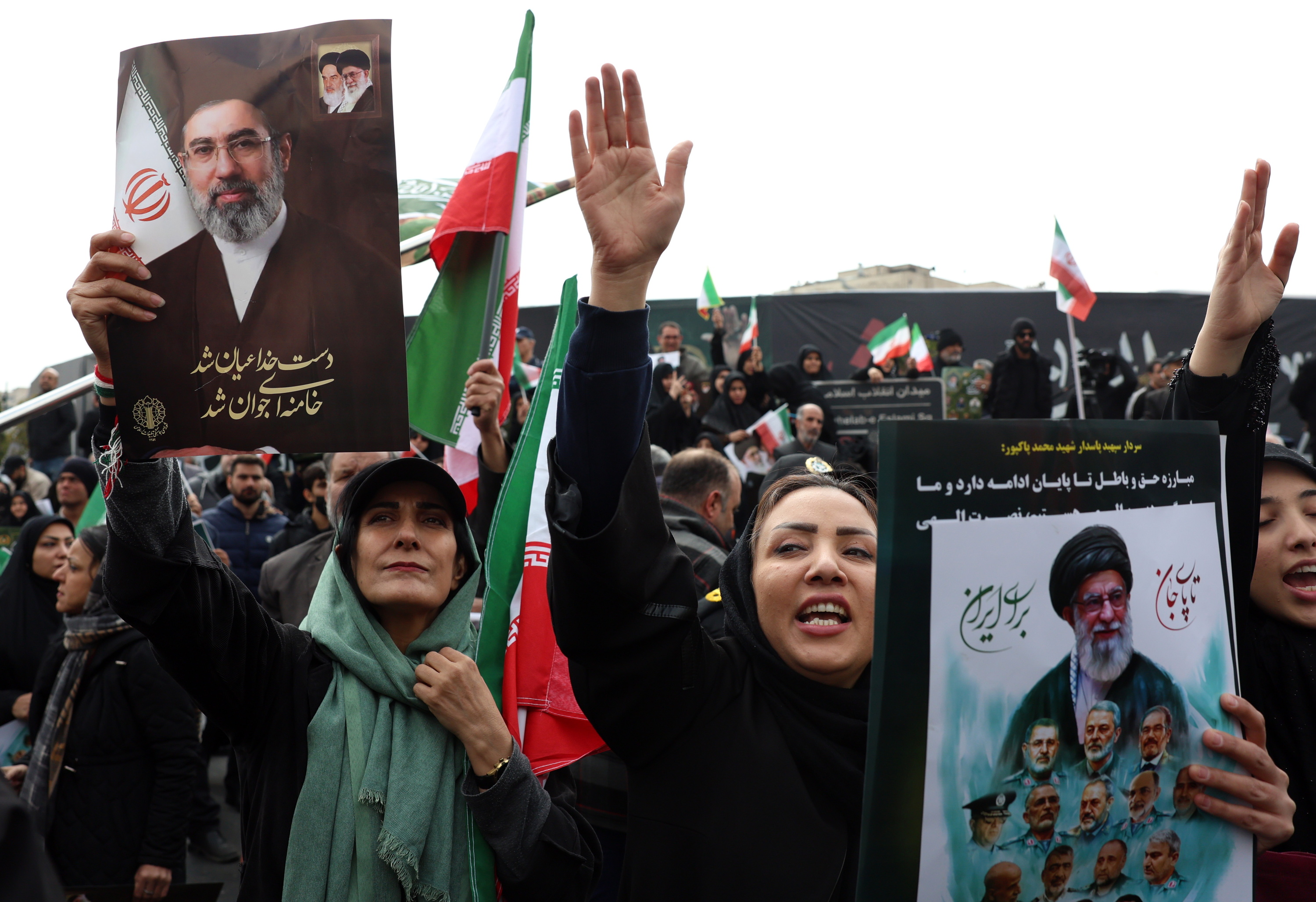 Irango lider gorenaren jarraitzaileak atzo, Teheranen. ABEDIN TAHERKENAREH / EFE