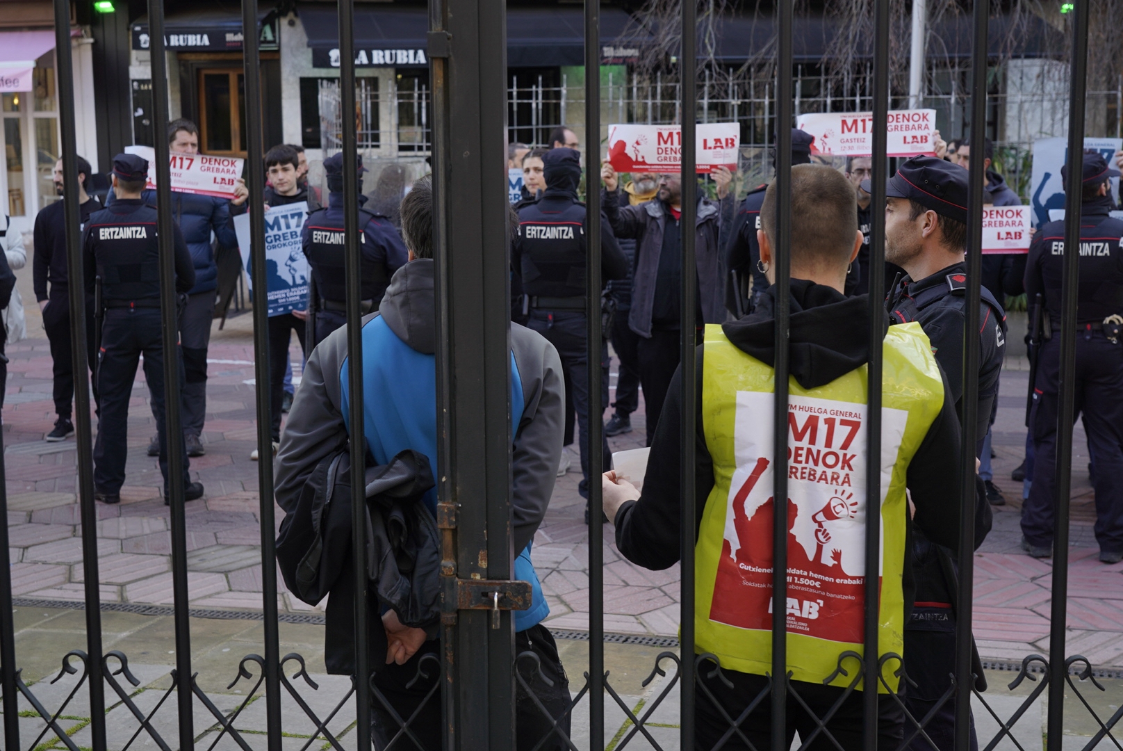 LABek Eusko Legebiltzarraren aurrean egindako mobilizazioa, Gasteizen. RAUL BOGAJO / FOKU