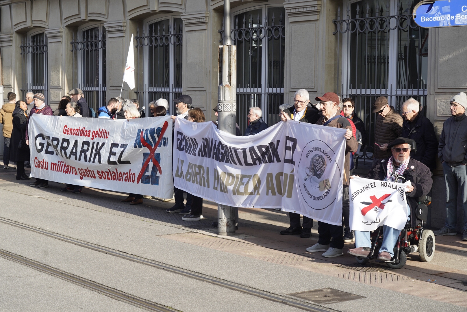 Gerrarik Ez plataformako kideak, Eusko Legebiltzarraren aurrean, gaurko mobilizazioan. RAUL BOGAJO / FOKU