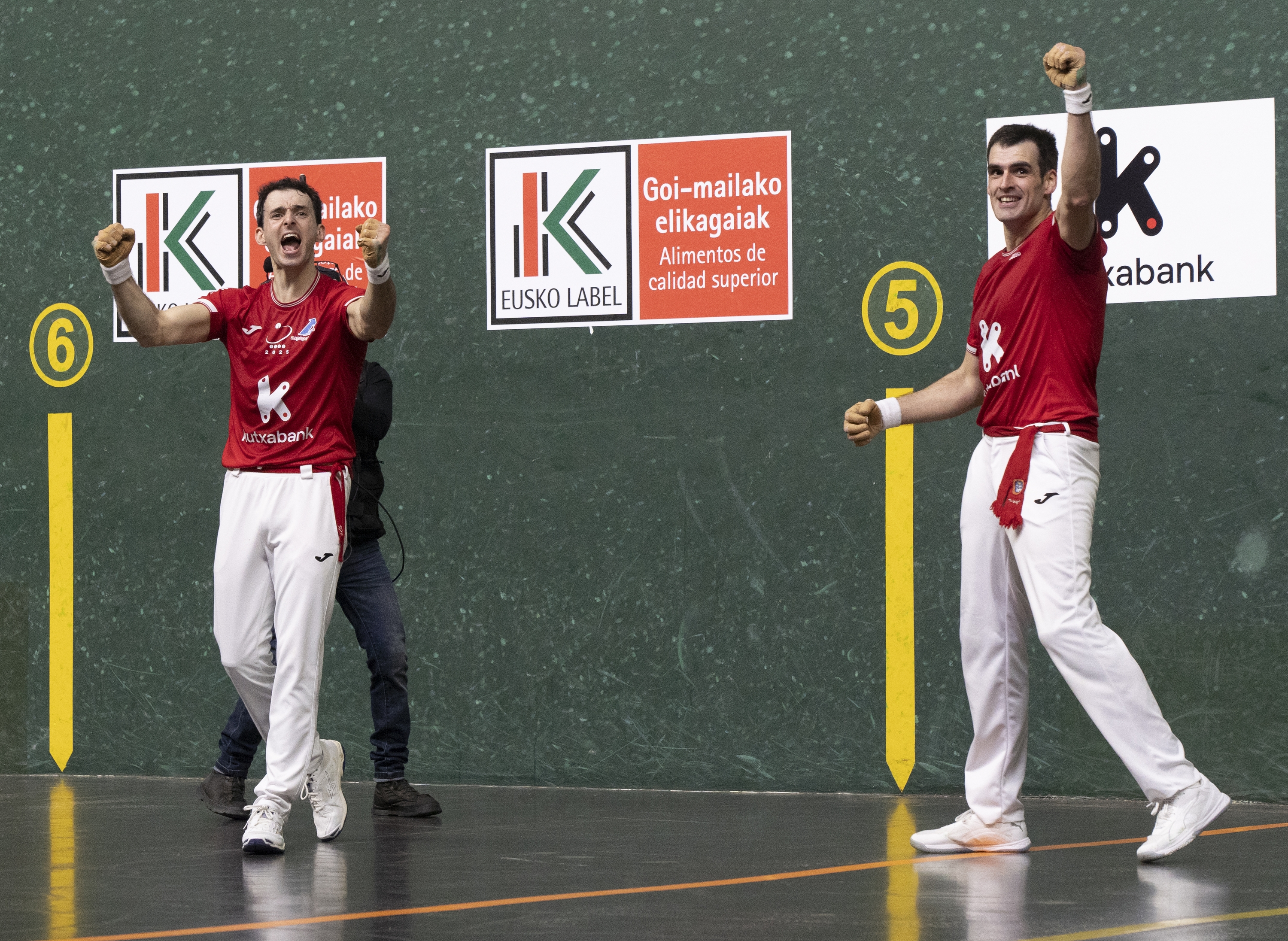 Jokin Altuna eta Joseba Ezkurdia, pozez gainezka, finalerako sailkapena ospatzen. ENDIKA PORTILLO / FOKU