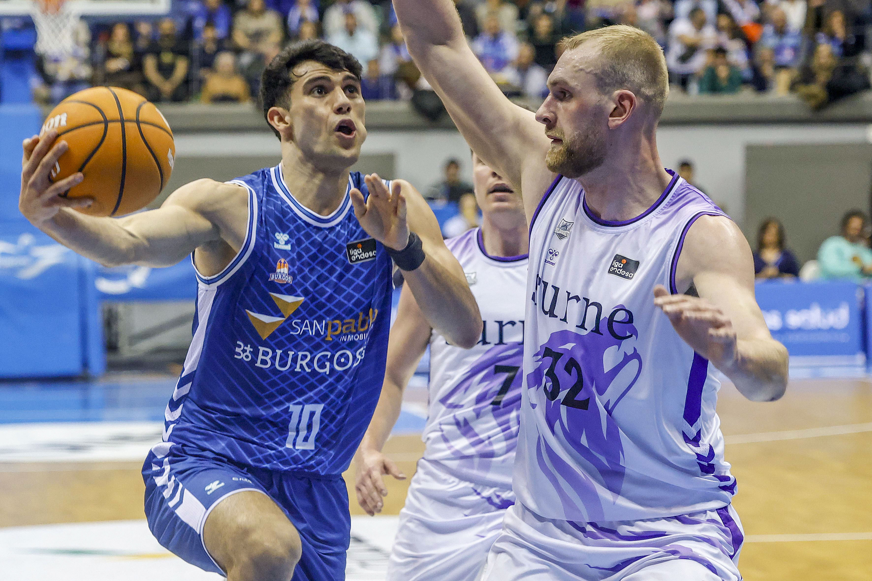 Tryggvi Hlinason pibota Burgoseko Gonzalo Corbalani baloia kendu nahian, ligako azken norgehiagokan. SANTI OTERO/EFE