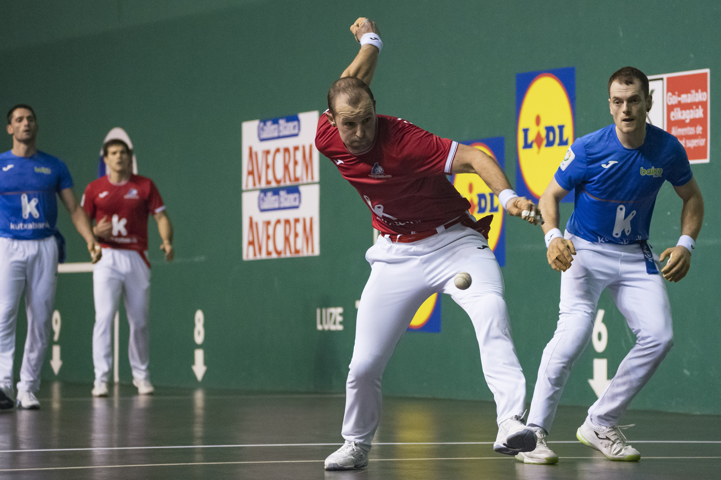 Aitor Elordi, pilota jotzear, Jon Ander Albisu, Jose Javier Zabaleta eta Unai Laso begira dituela. ARITZ LOIOLA / FOKU