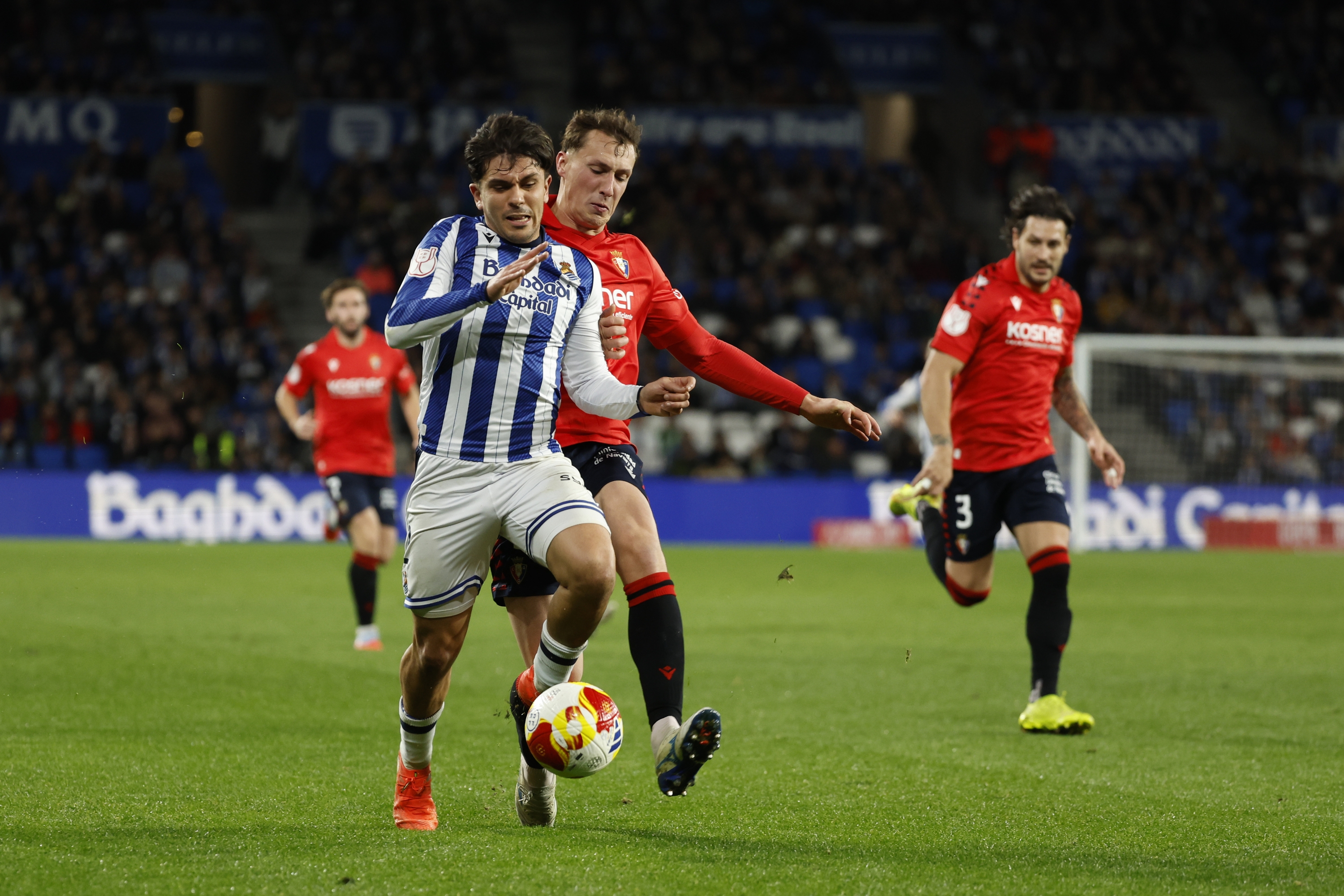 Jon Mikel Aramburu eta Jorge Herrando, lehian, Anoetan, Espainiako Kopako final-zortzirenetako partidan. JAVIER ETXEZARRETA / EFE