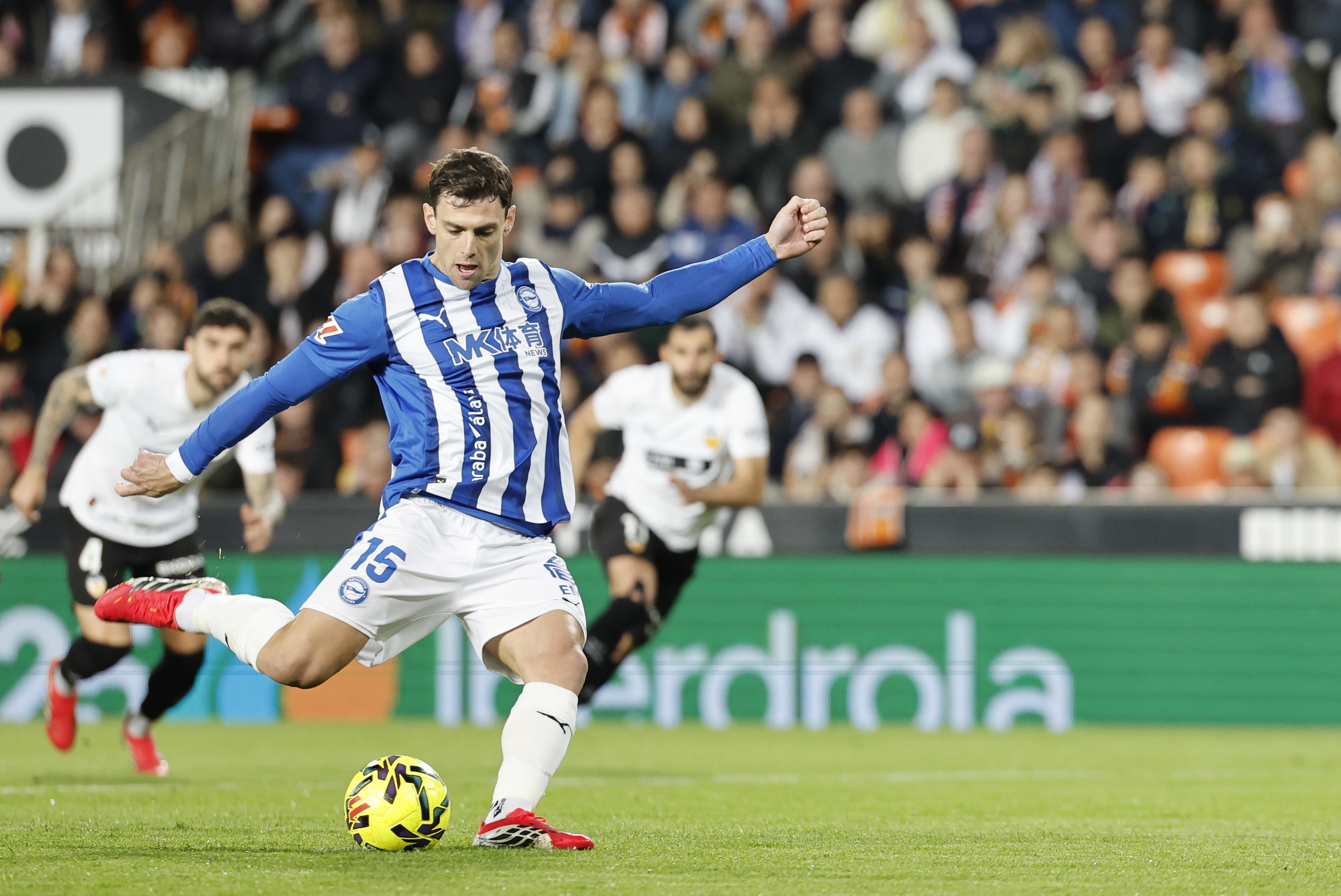 Lucas Boye penaltia jaurtitzear, azken partidan, Valentziaren aurka. ANA ESCOBAR / EFE