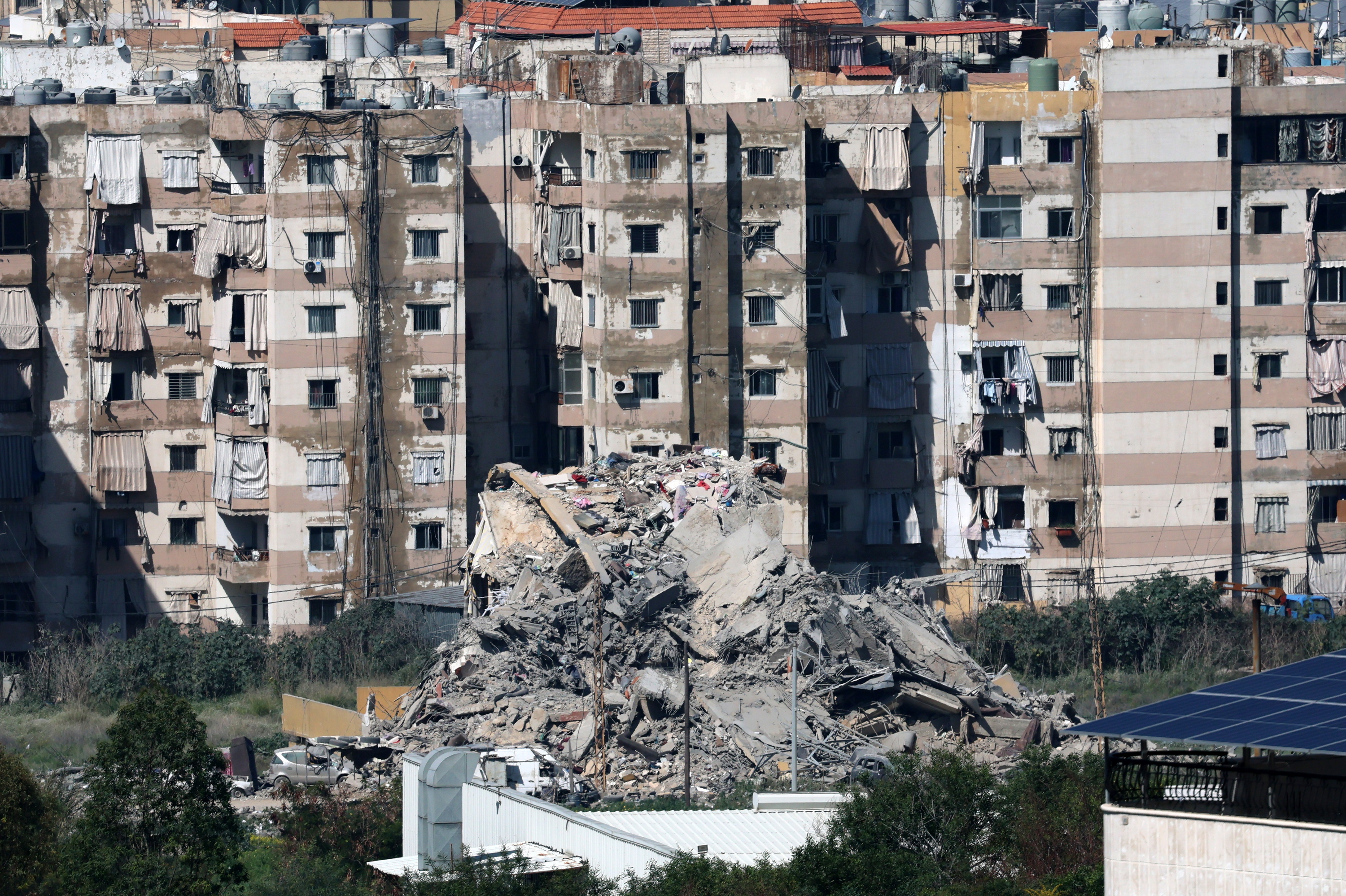 Suntsitutako eraikin bat, atzo, Beiruten. WAEL HAMZEH / EFE