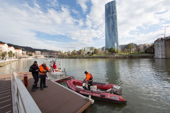 Bilboko suhitzaileak, Deustuko zubiaren azpiko pantalanean, artxiboko irudi batean. BERRIA