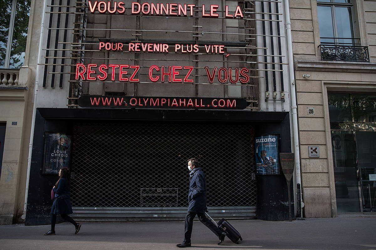 "Etxean gelditu" mezua, Parisko Olympia aretan, atzo. MOHAMMED BADRA / EFE